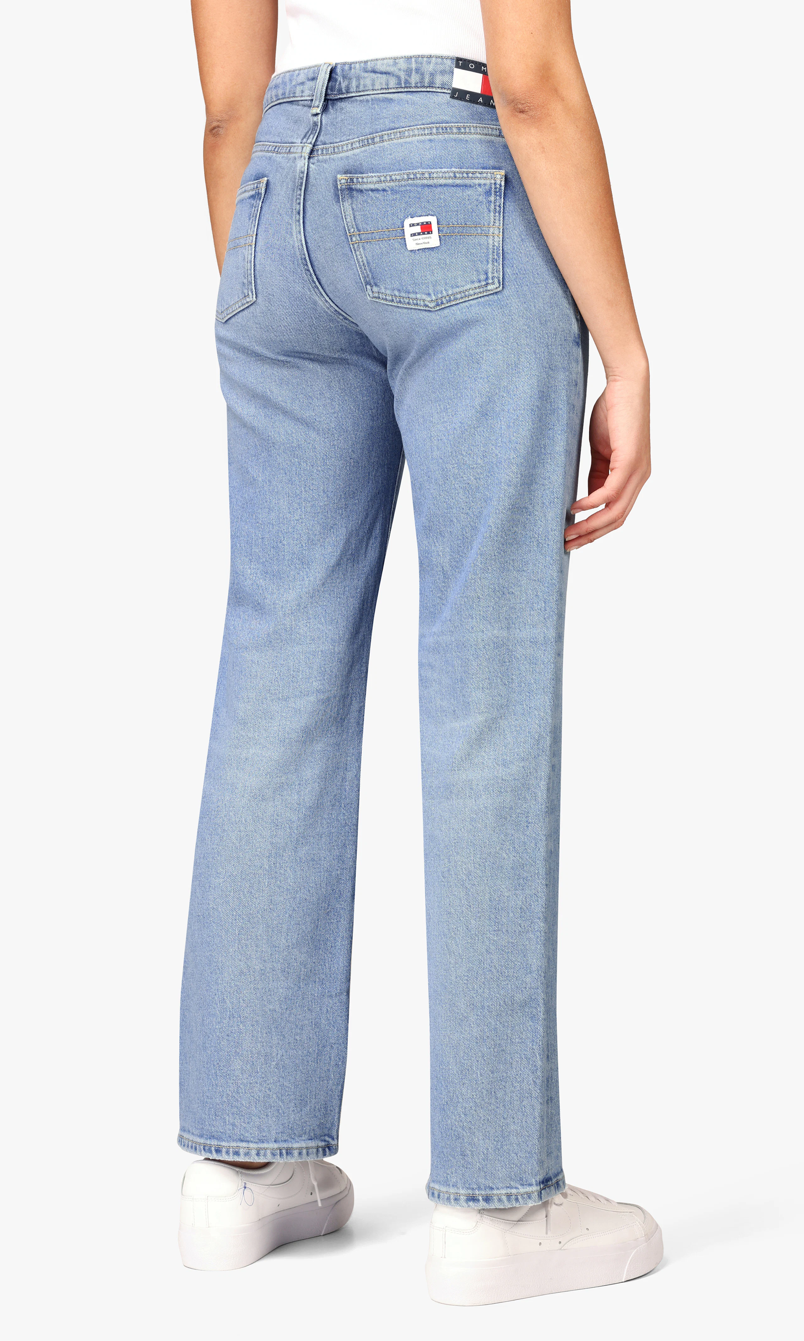 Sophie Low Rise Lys Blå Straight Jeans. Back. Model.