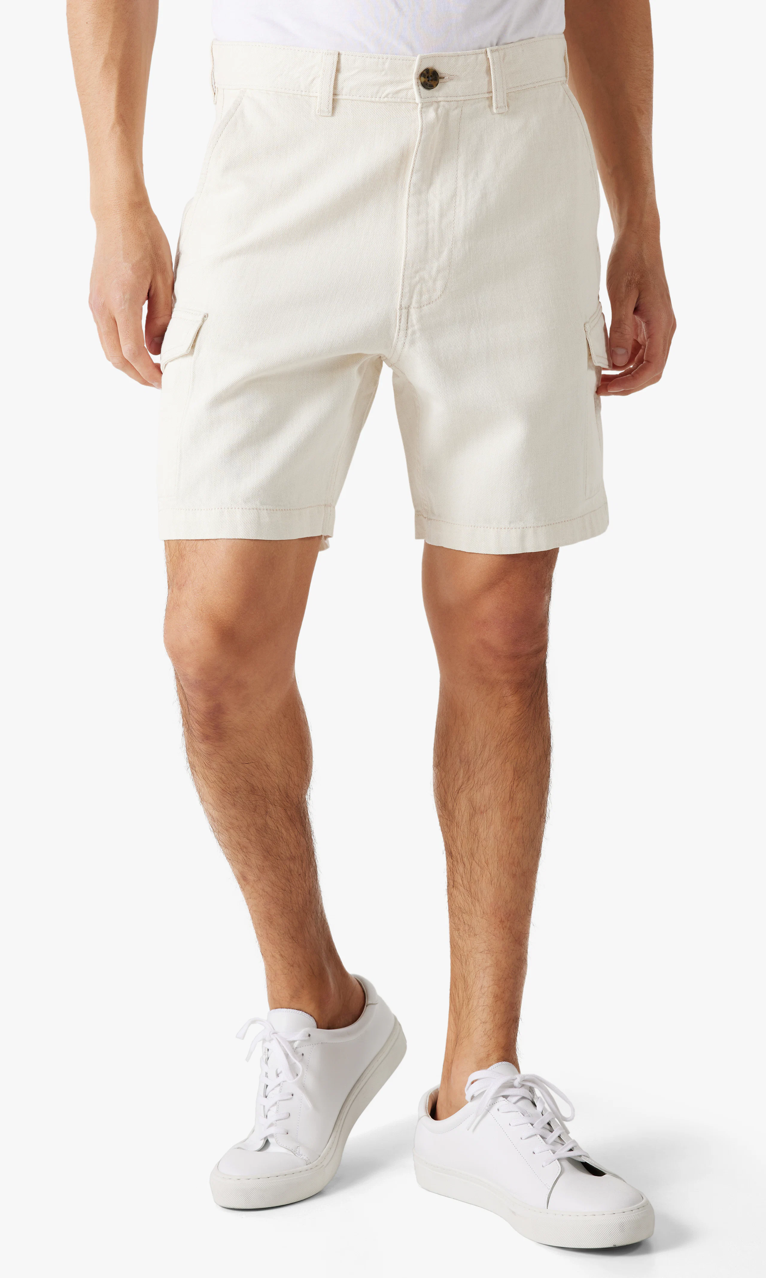Cargo Linshorts. Front. Model.