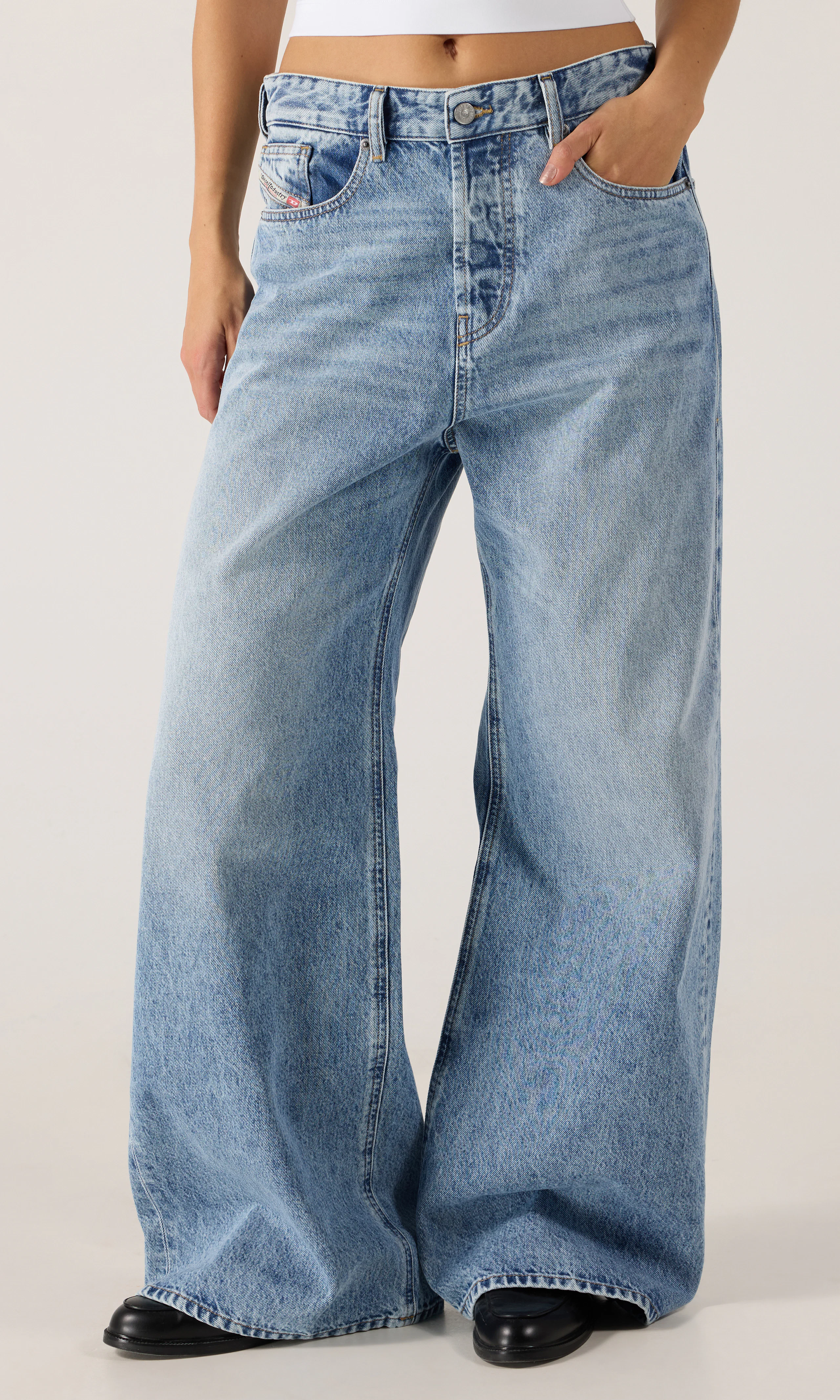 1996 D-Sire Ljusblå Jeans. Front. Model.