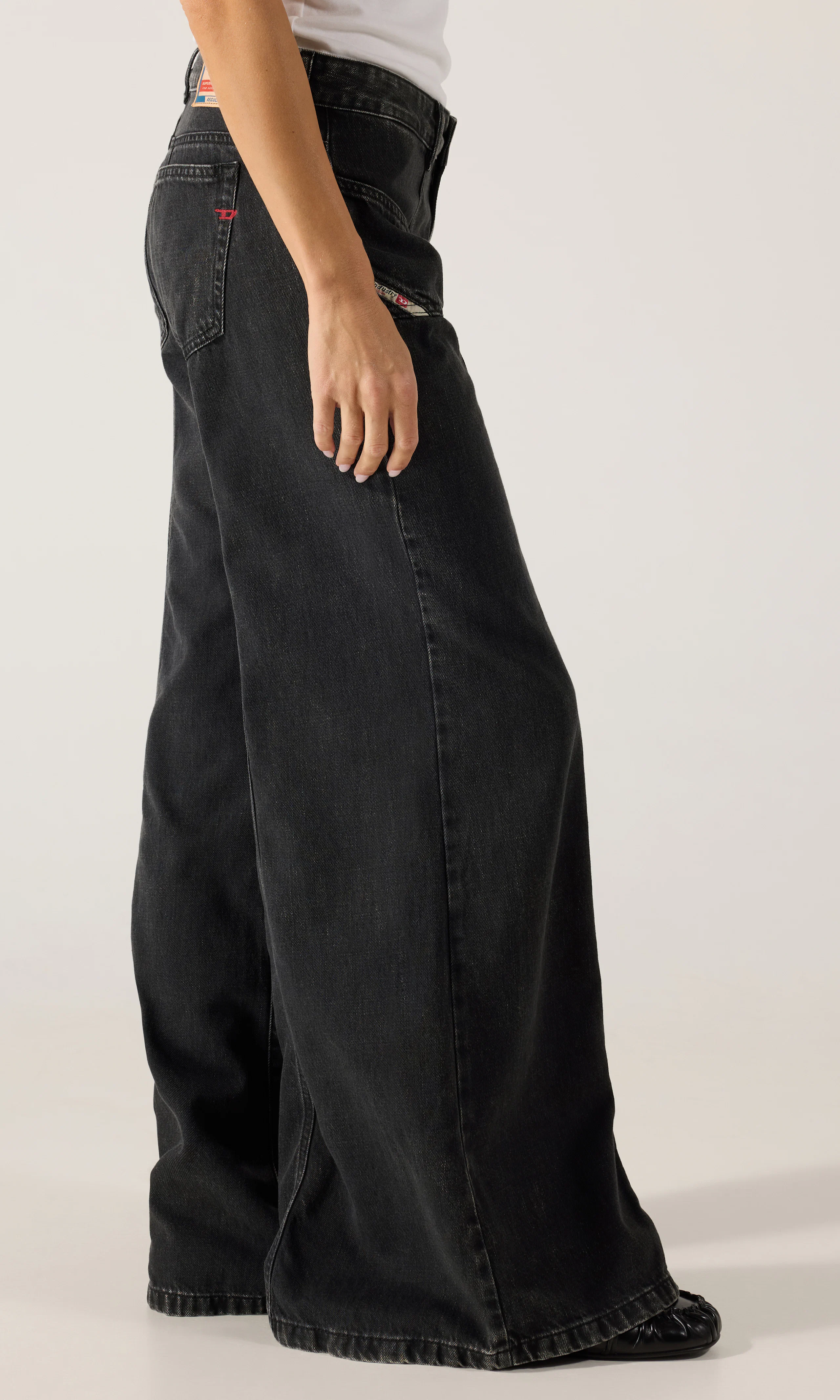 D-Akii Svarta Jeans. Front 2. Model.