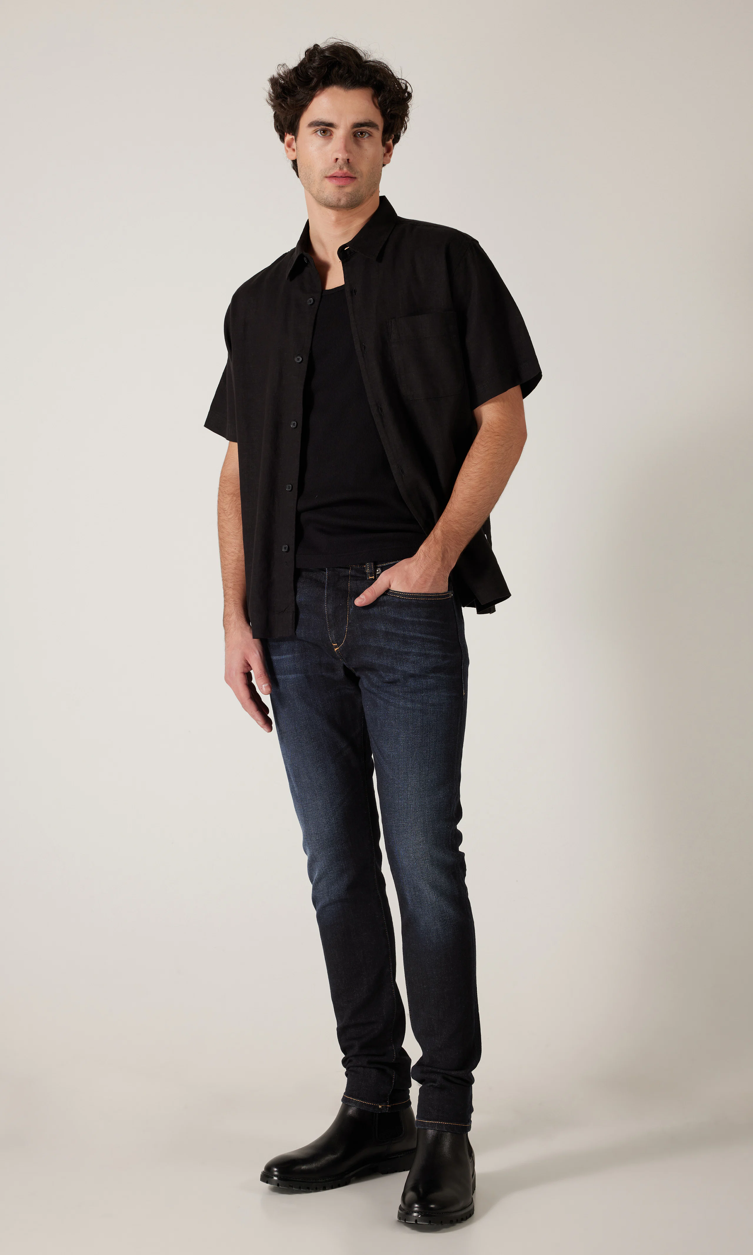 2019 D-Strukt Mørk Blå Jeans. Front 1. Model.