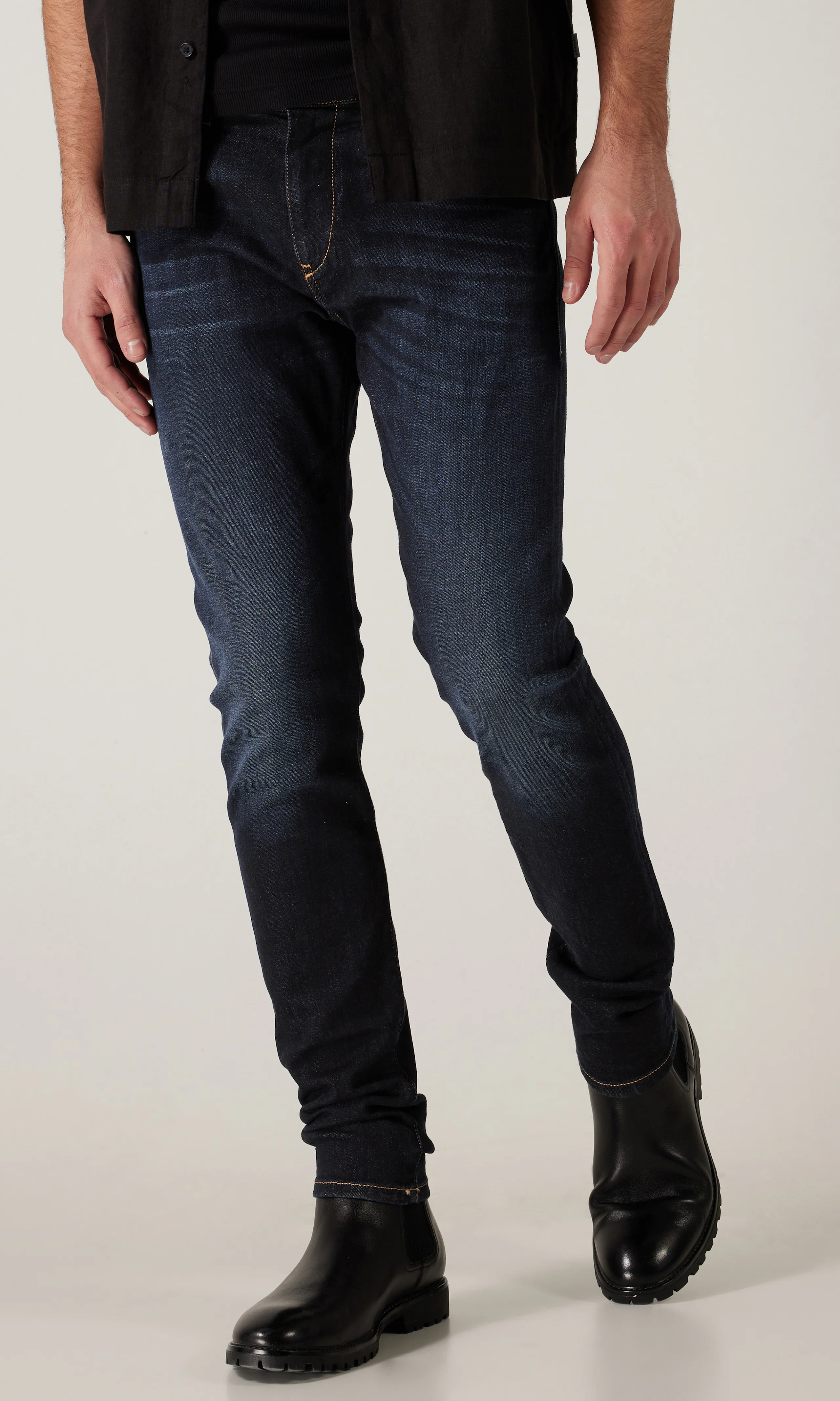 2019 D-Strukt Mørk Blå Jeans. Front. Model.