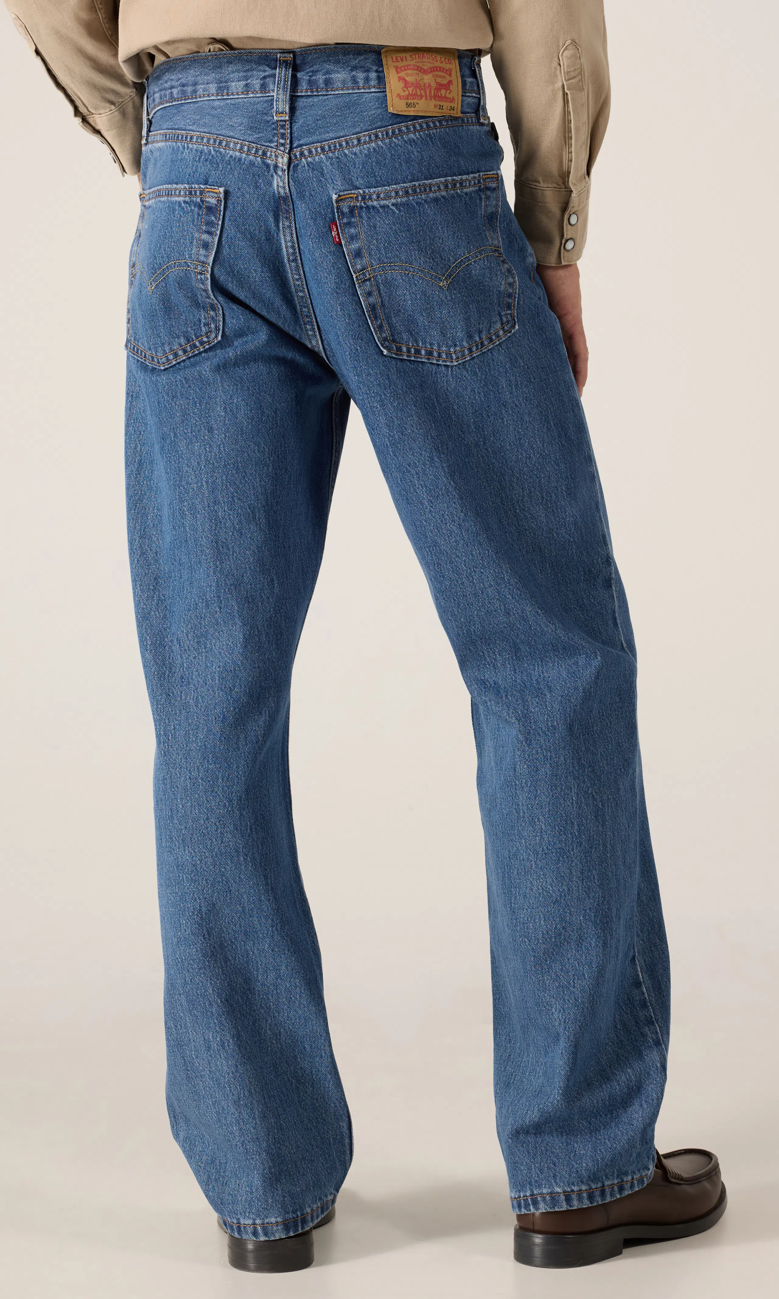 565™ Loose Straight Medium Blå Jeans. Back. Model.