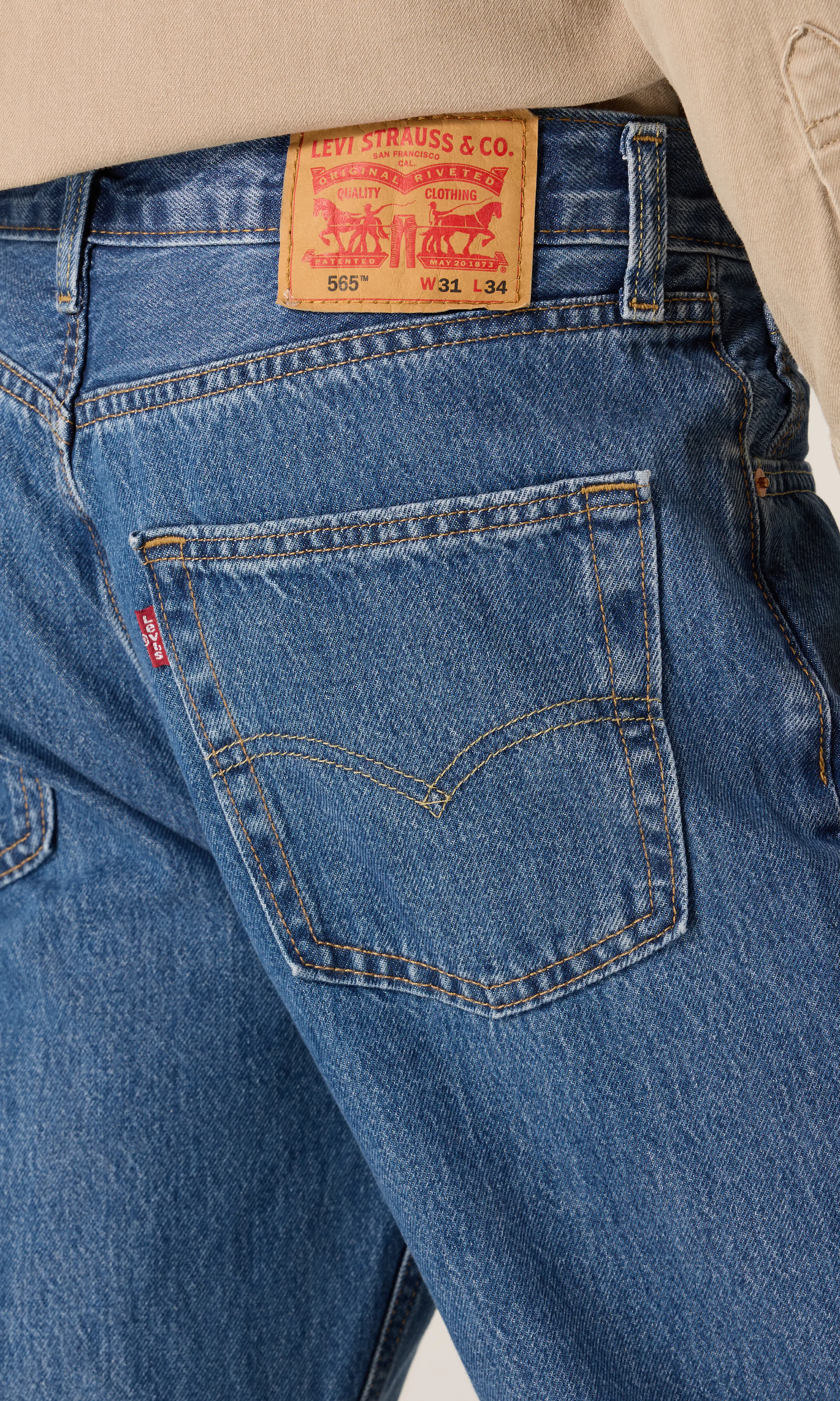 565™ Loose Straight Medium Blå Jeans. Detail 1. Model.