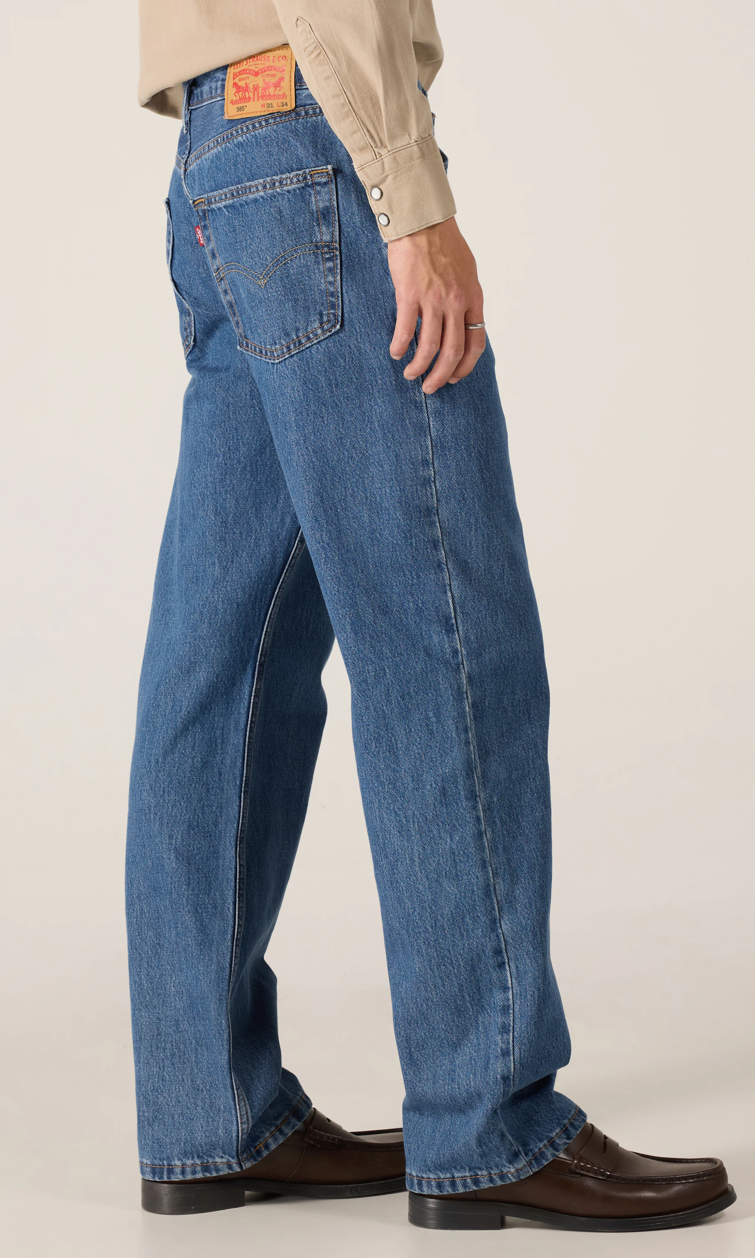 565™ Loose Straight Medium Blå Jeans. Front 2. Model.