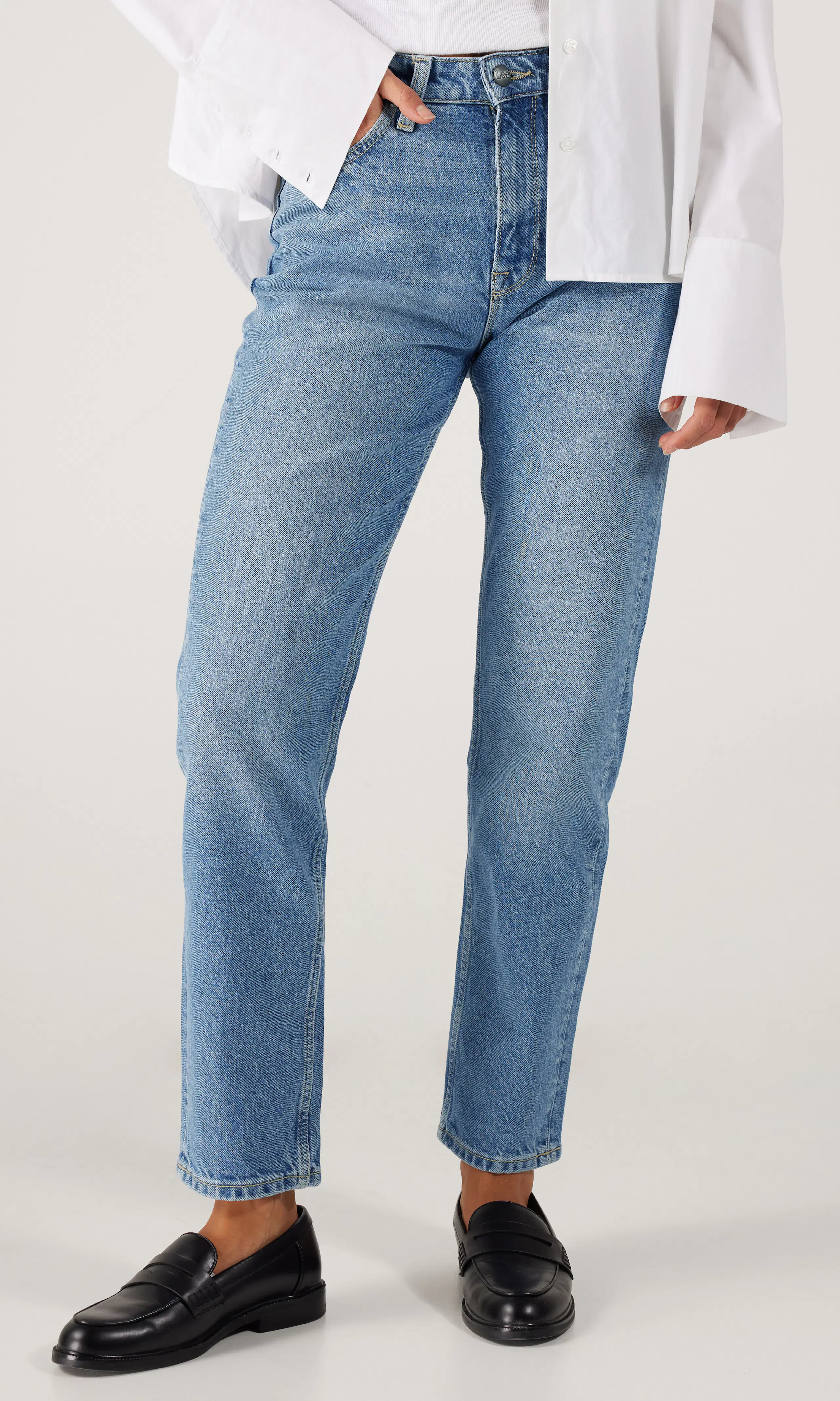 Carol Medium Blå Jeans. Front. Model.