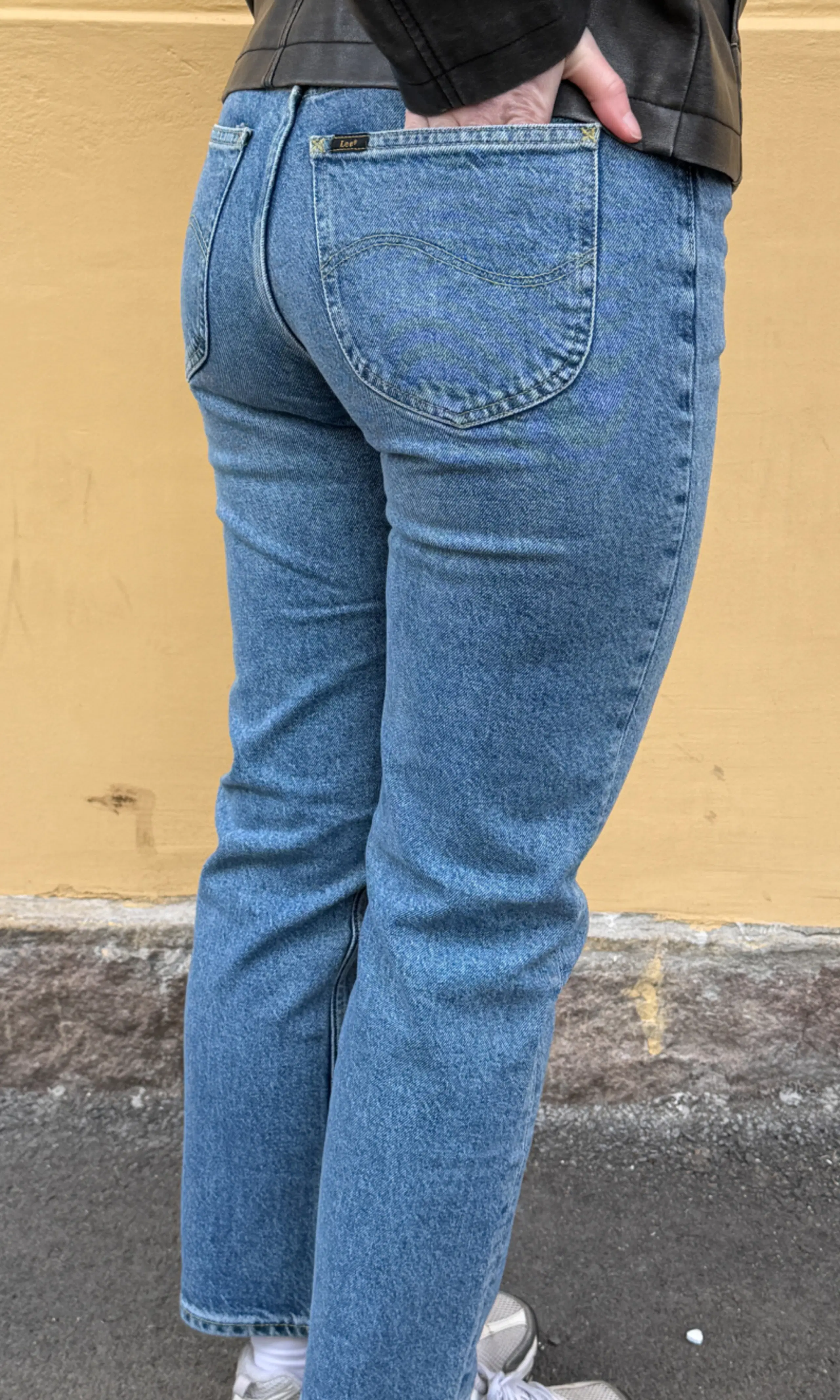 Carol Medium Blå Jeans. Front. Model.