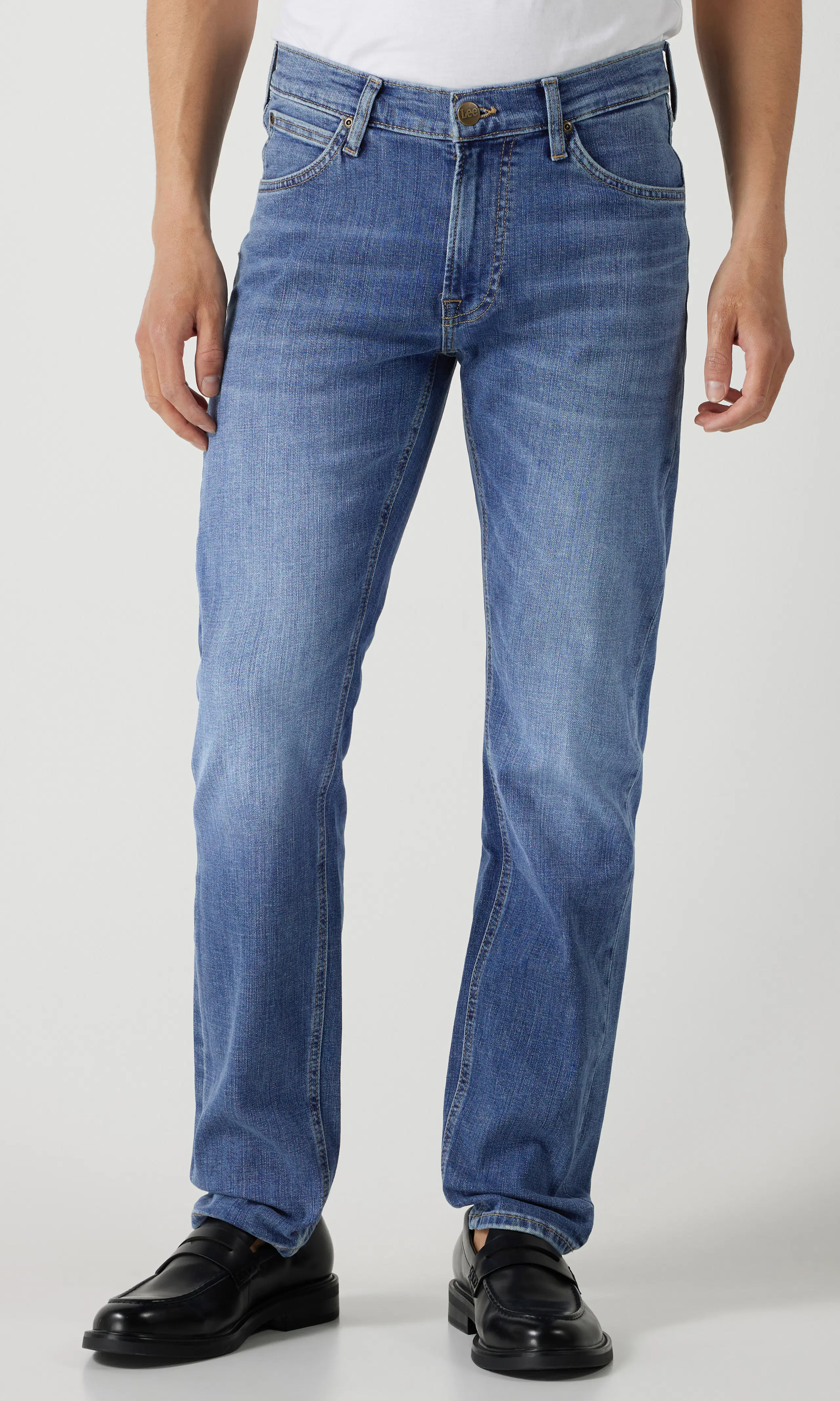 Daren Zipfly Medium Blå Jeans. Front. Model.
