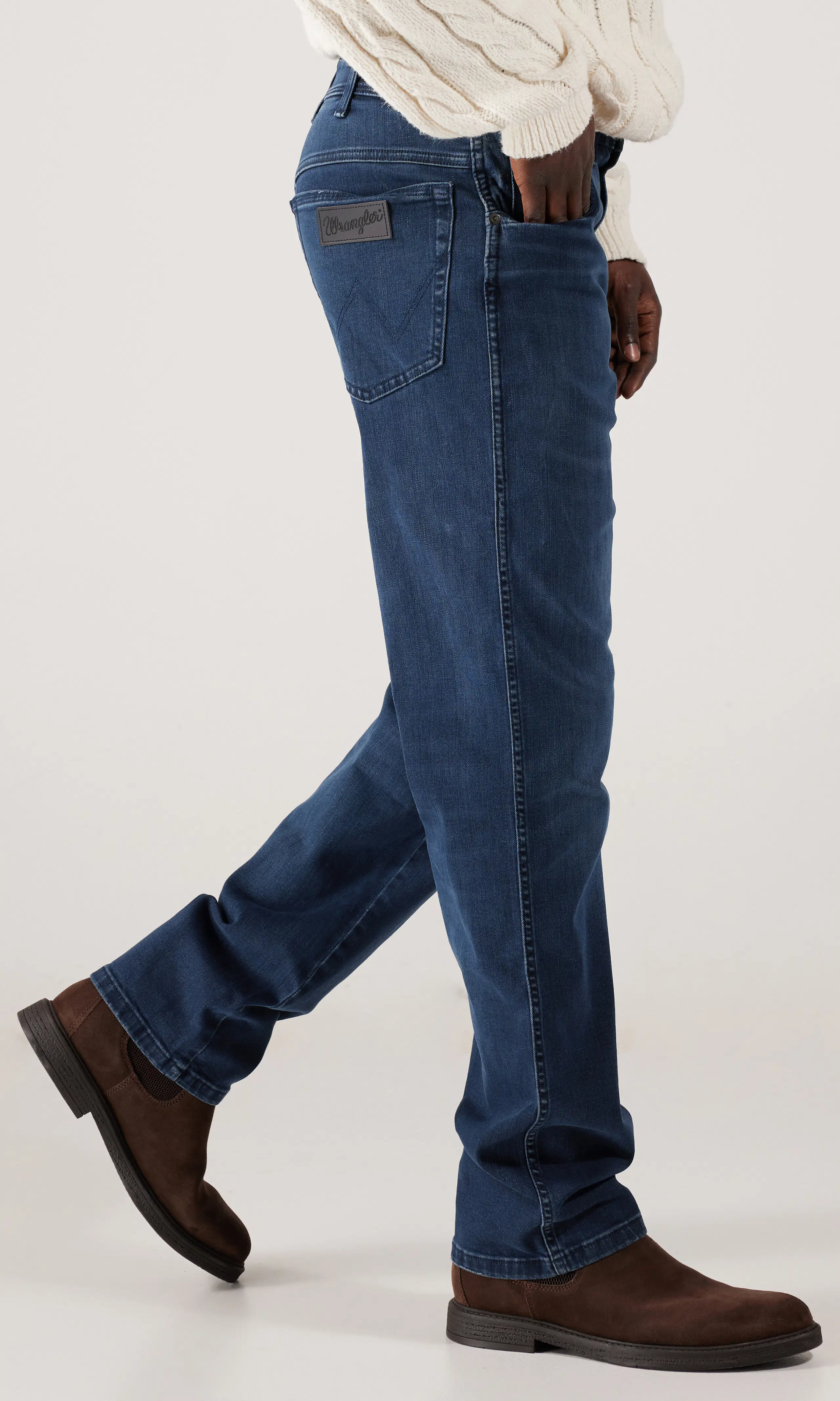 Texas Straight Mørk Blå Jeans. Front 2. Model.