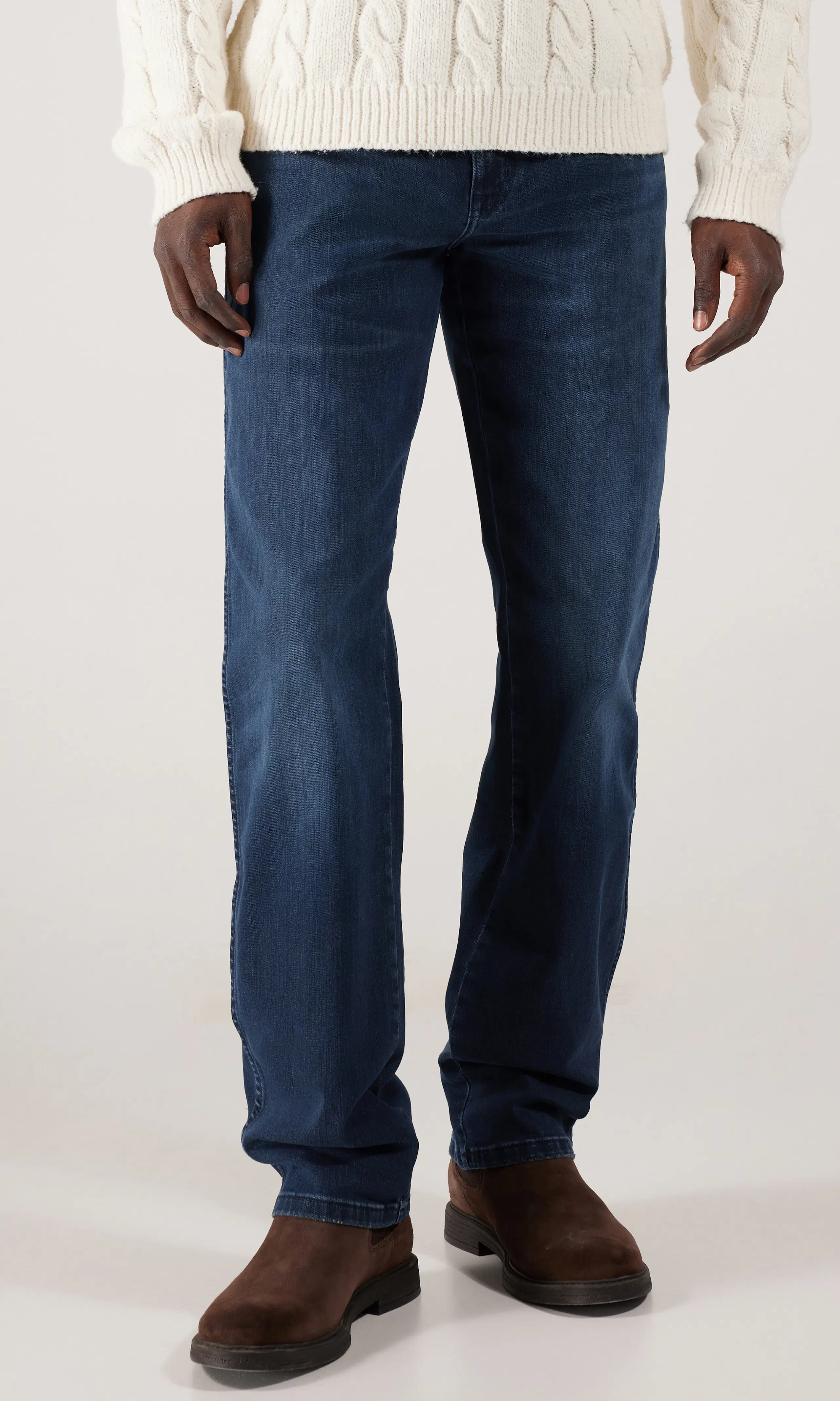 Texas Straight Mørk Blå Jeans. Front. Model.