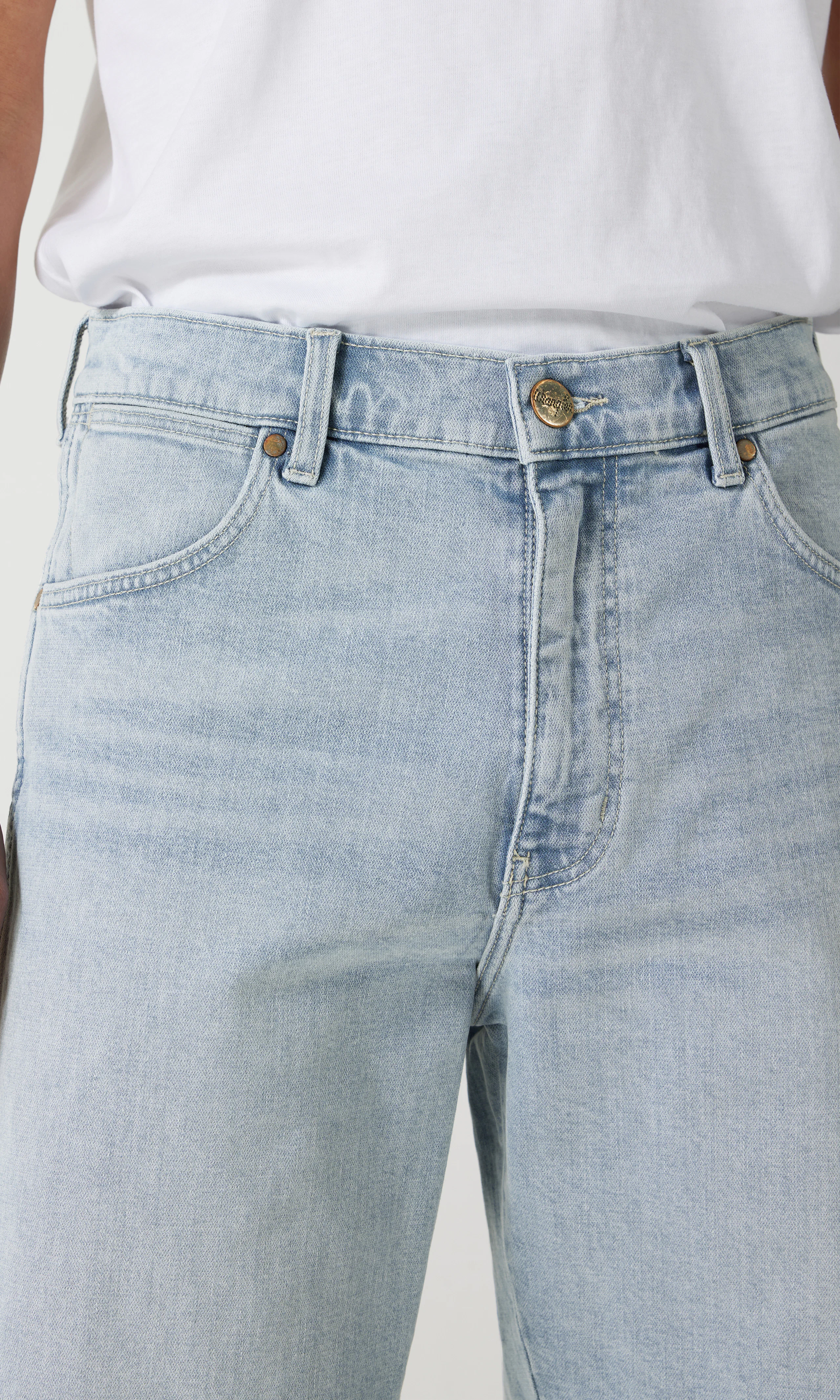 Frontier Lys Blå Shorts. Detail 2. Model.