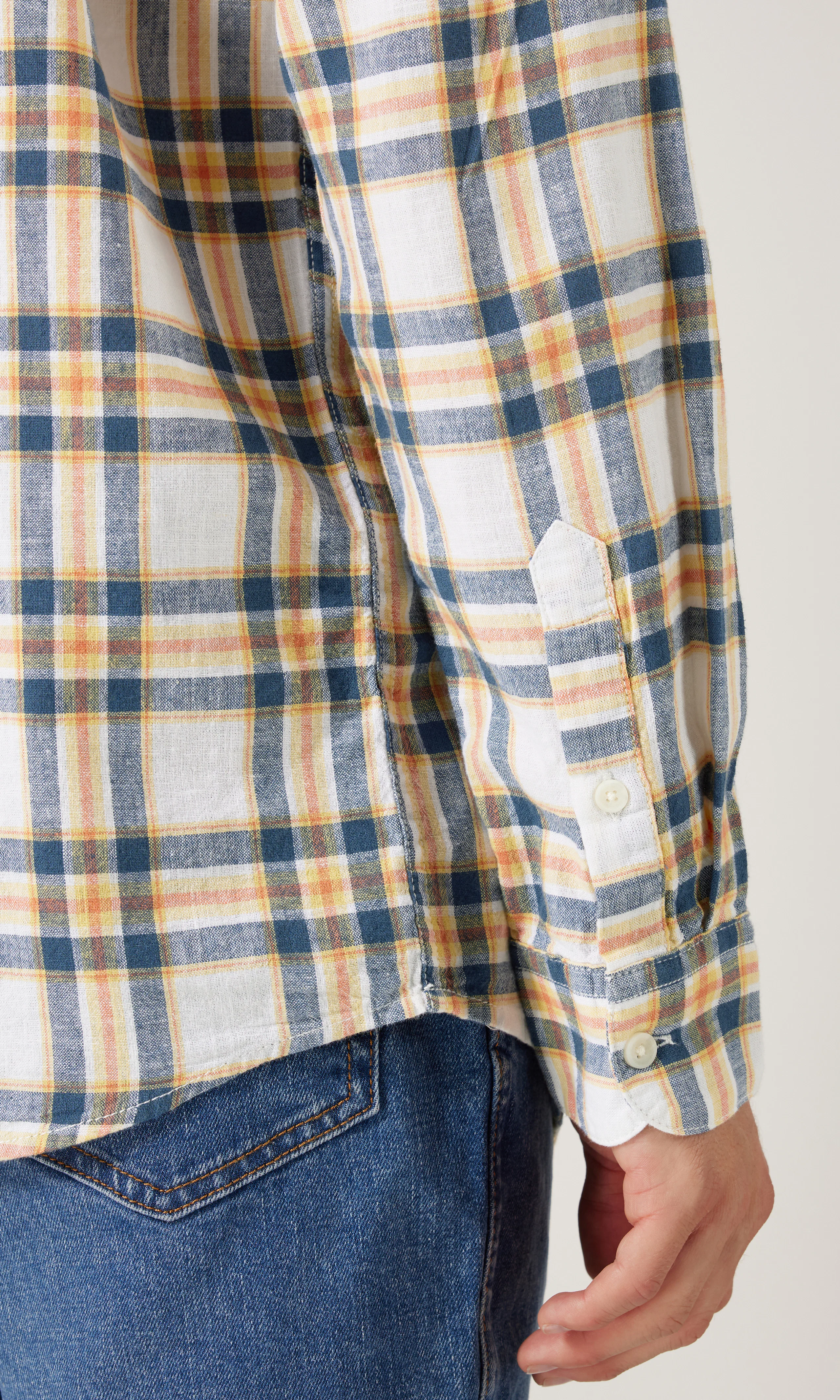 1PKT Beige Rutete Skjorte. Detail 2. Model.