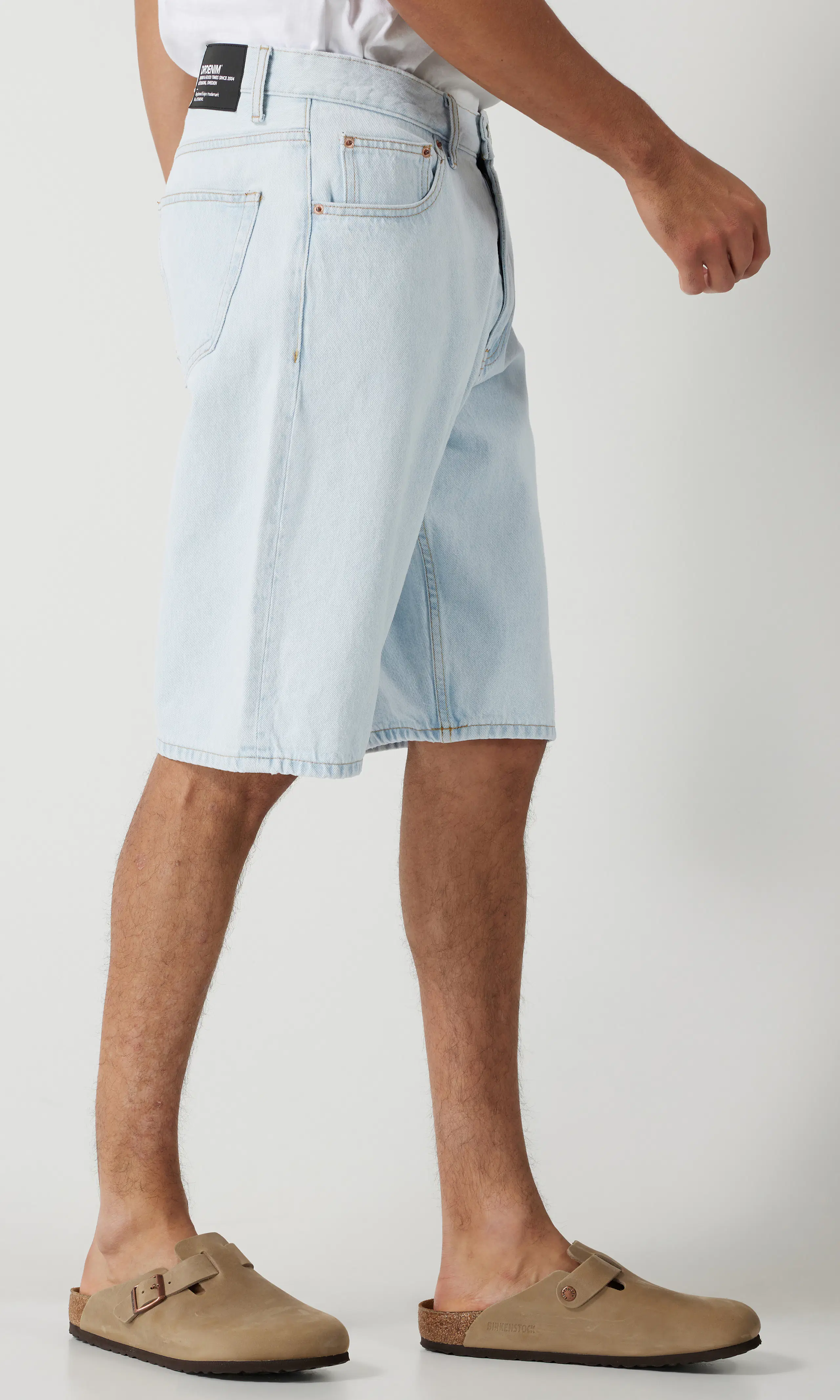 Omar Ljusblå Shorts. Front 1. Model.
