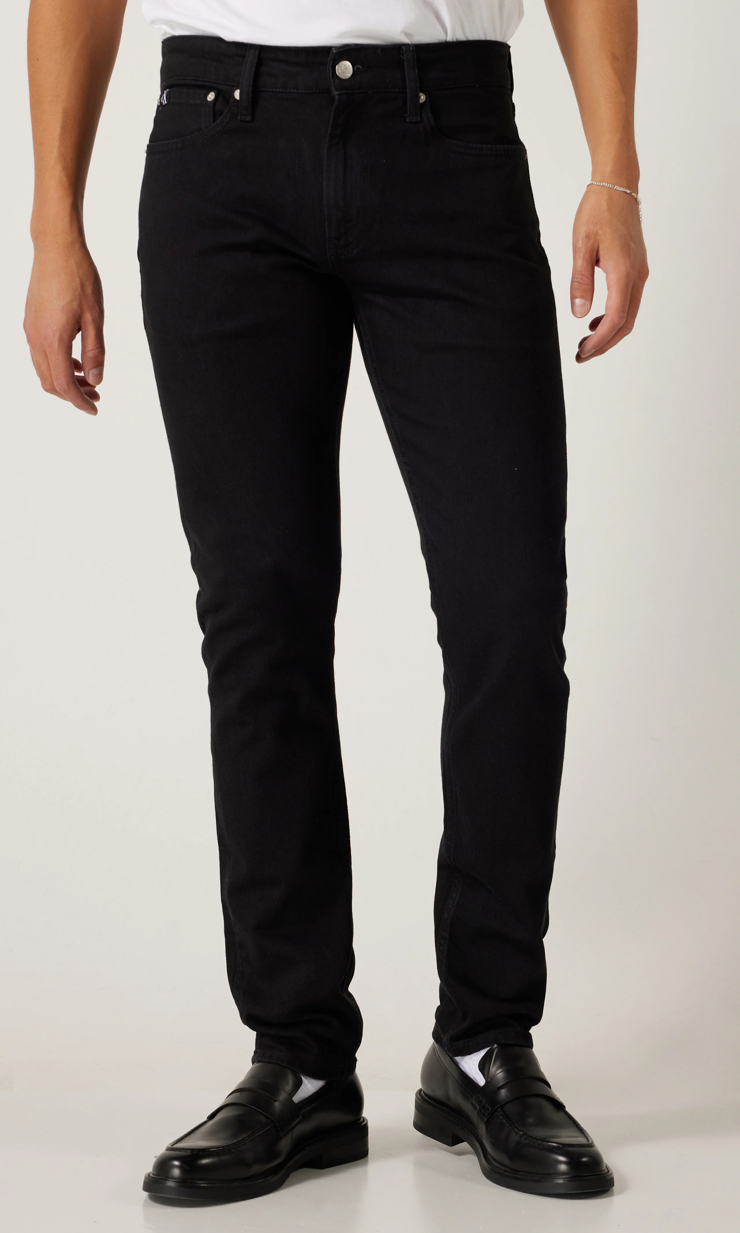 Slim Mustat Farkut. Front. Model.