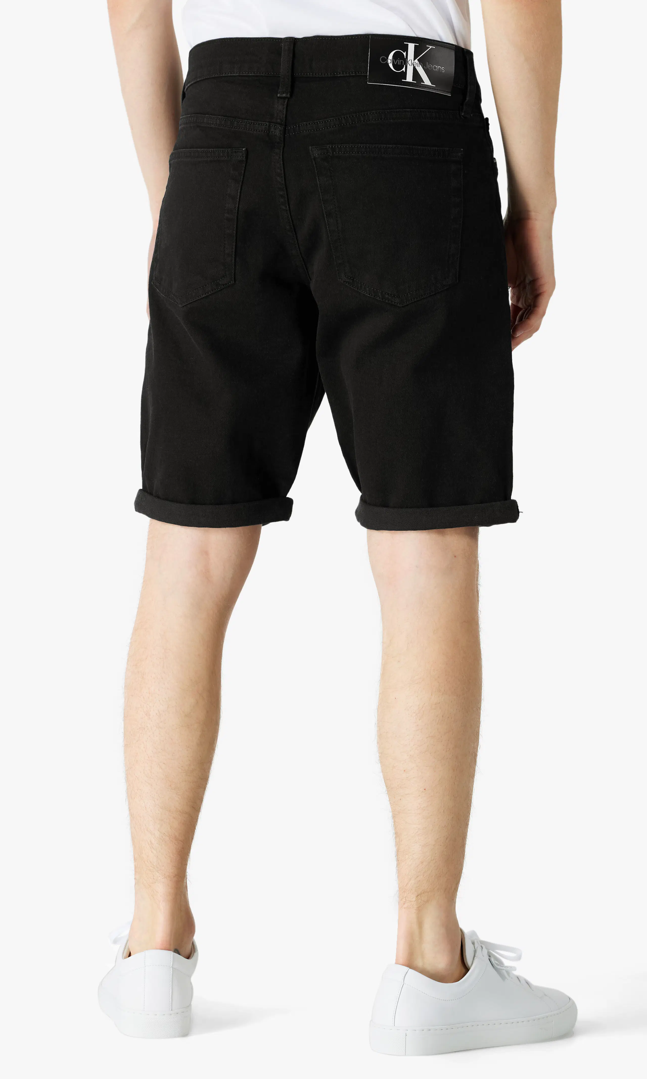 Slim Mustat Farkkushortsit. Back. Model.