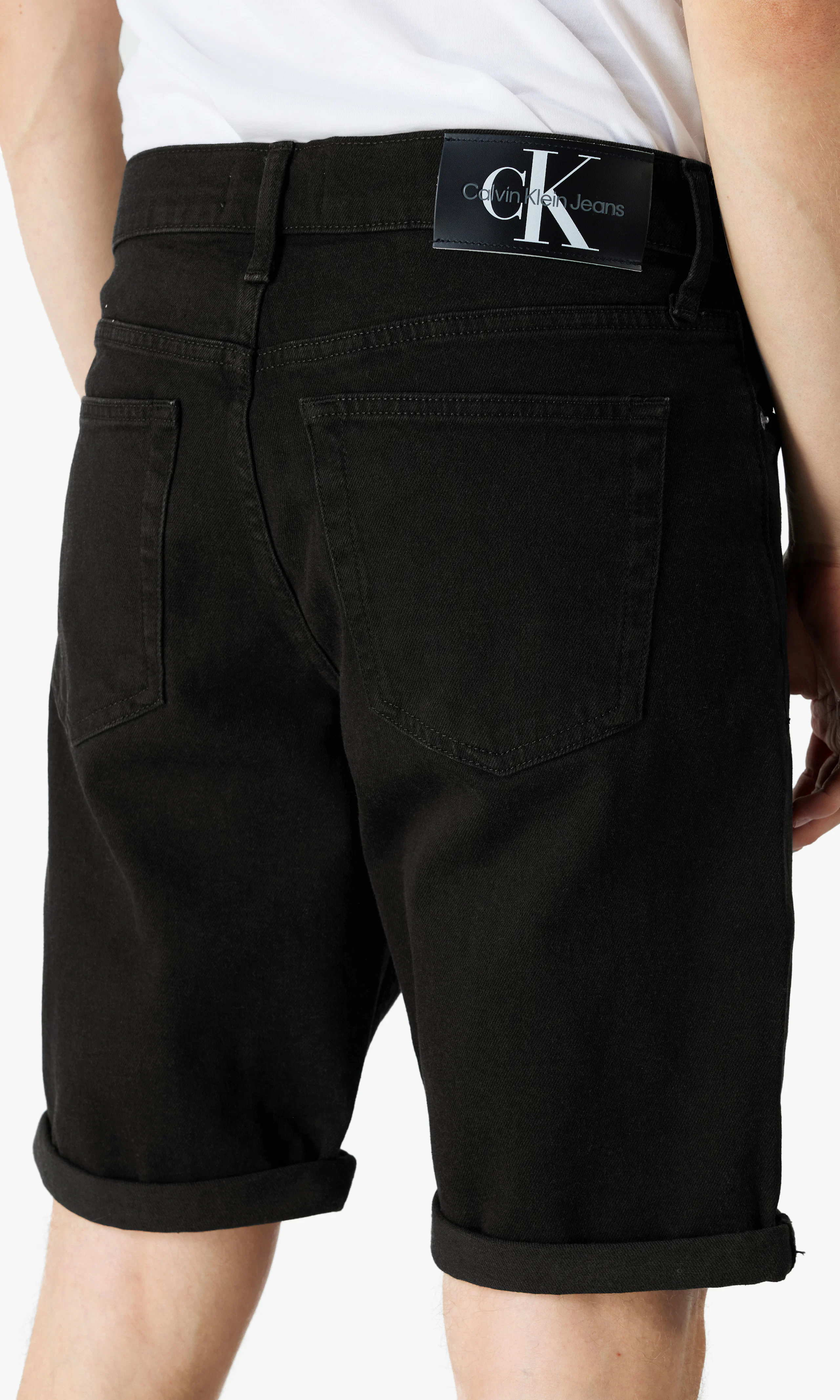 Slim Mustat Farkkushortsit. Detail 2. Model.