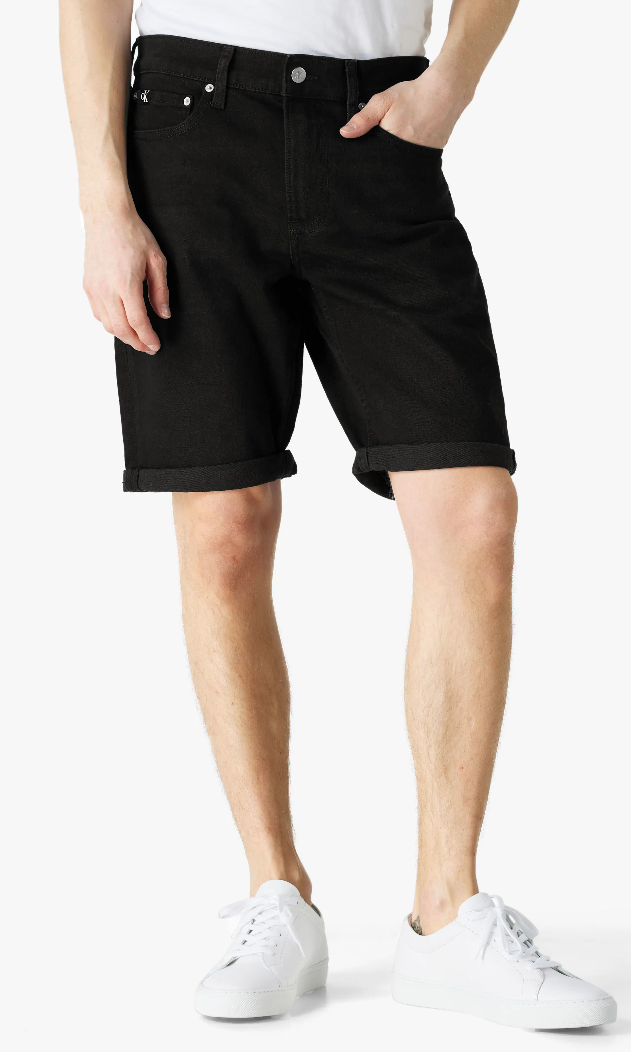 Slim Mustat Farkkushortsit. Front. Model.