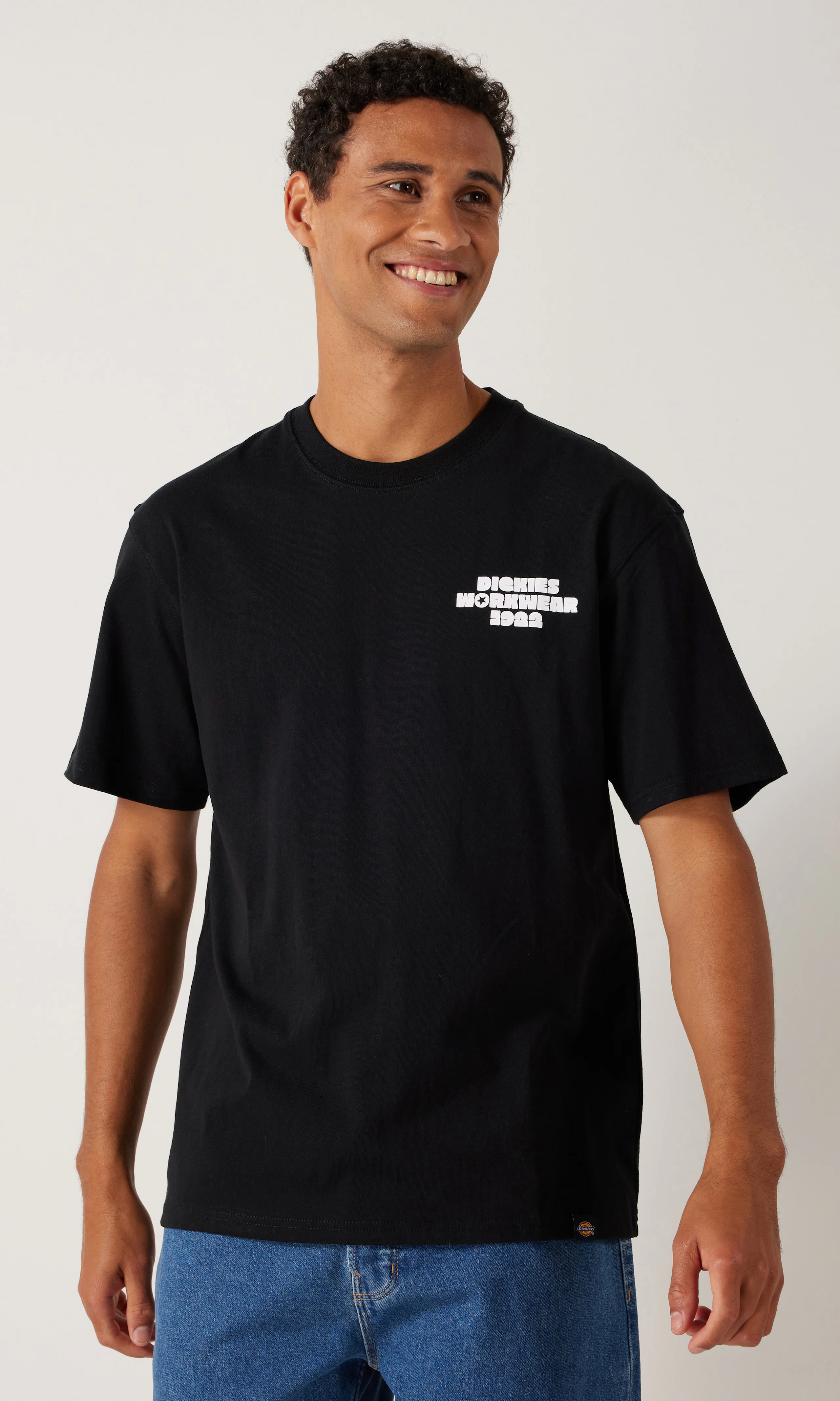Victor Musta T-Paita. Front. Model.