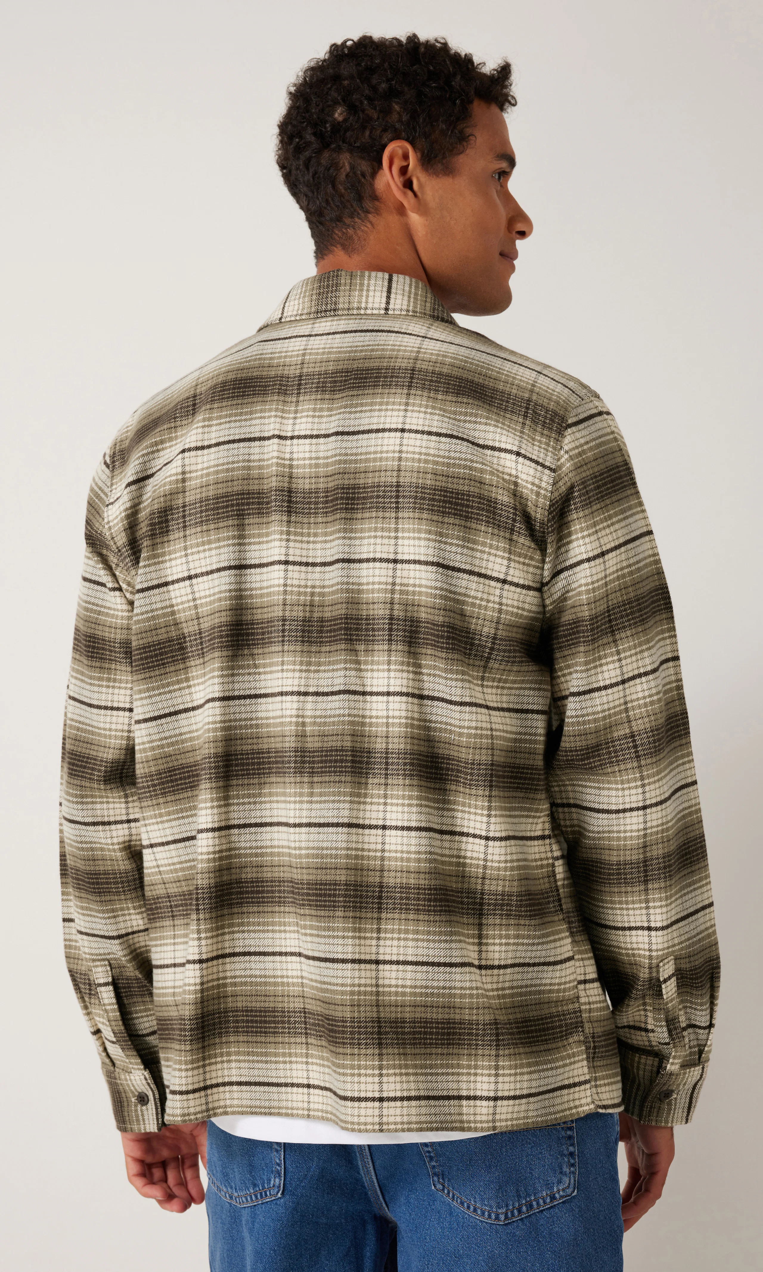 Forest Ruudullinen Flanellipaita. Back. Model.