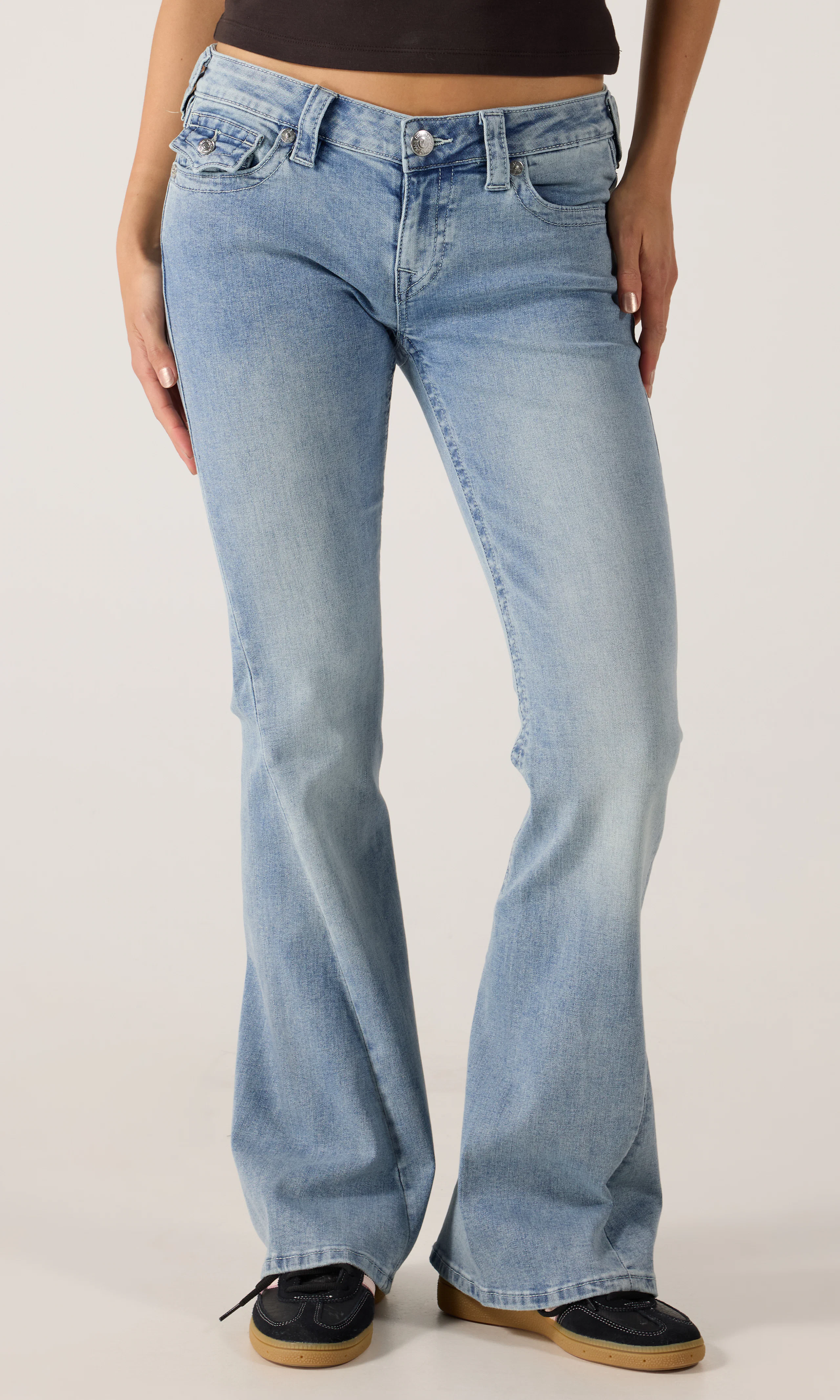 Joey Low Rise Flare Ljusblå Jeans. Front. Model.