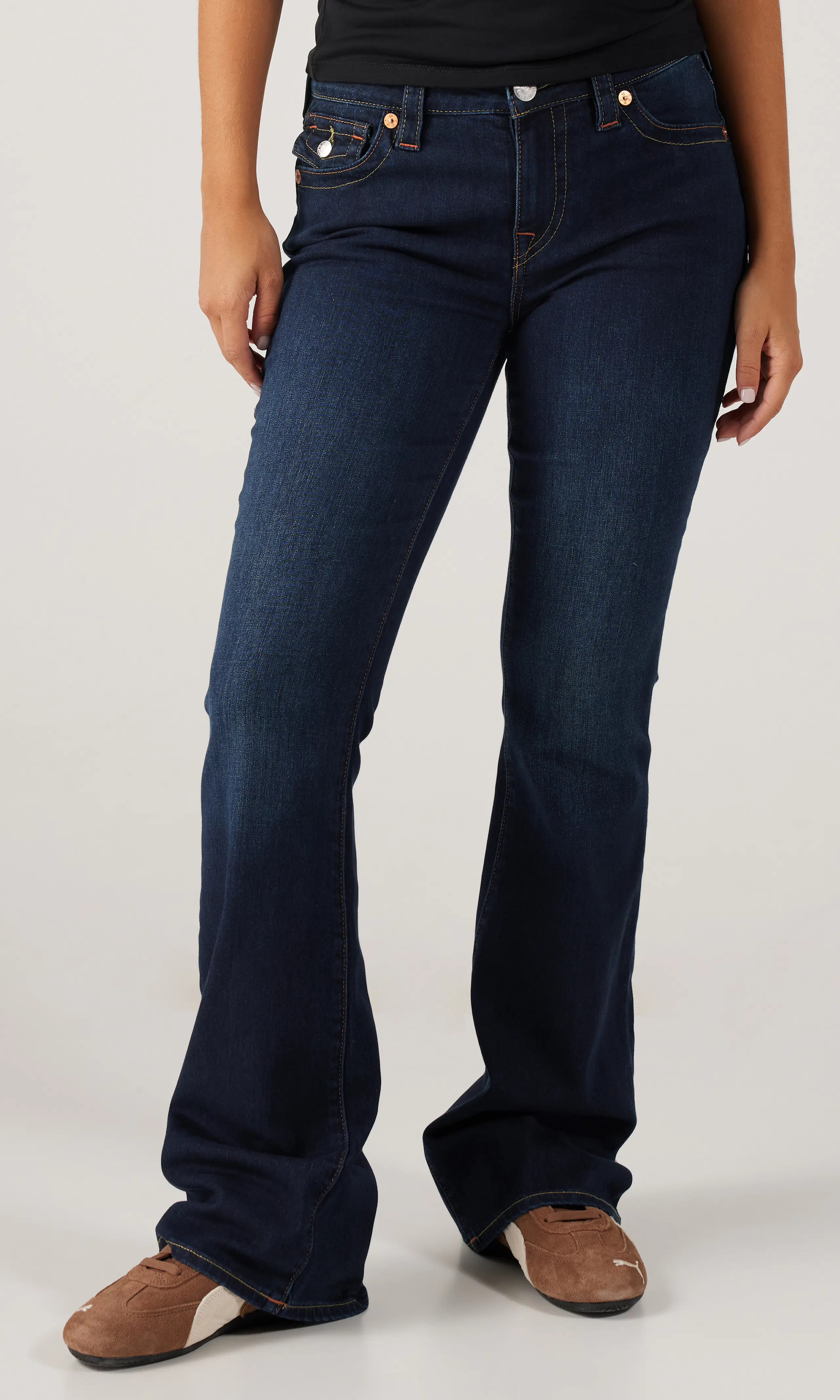 Becca Mid Rise Boot Mørk Blå Jeans. Front 1. Model.