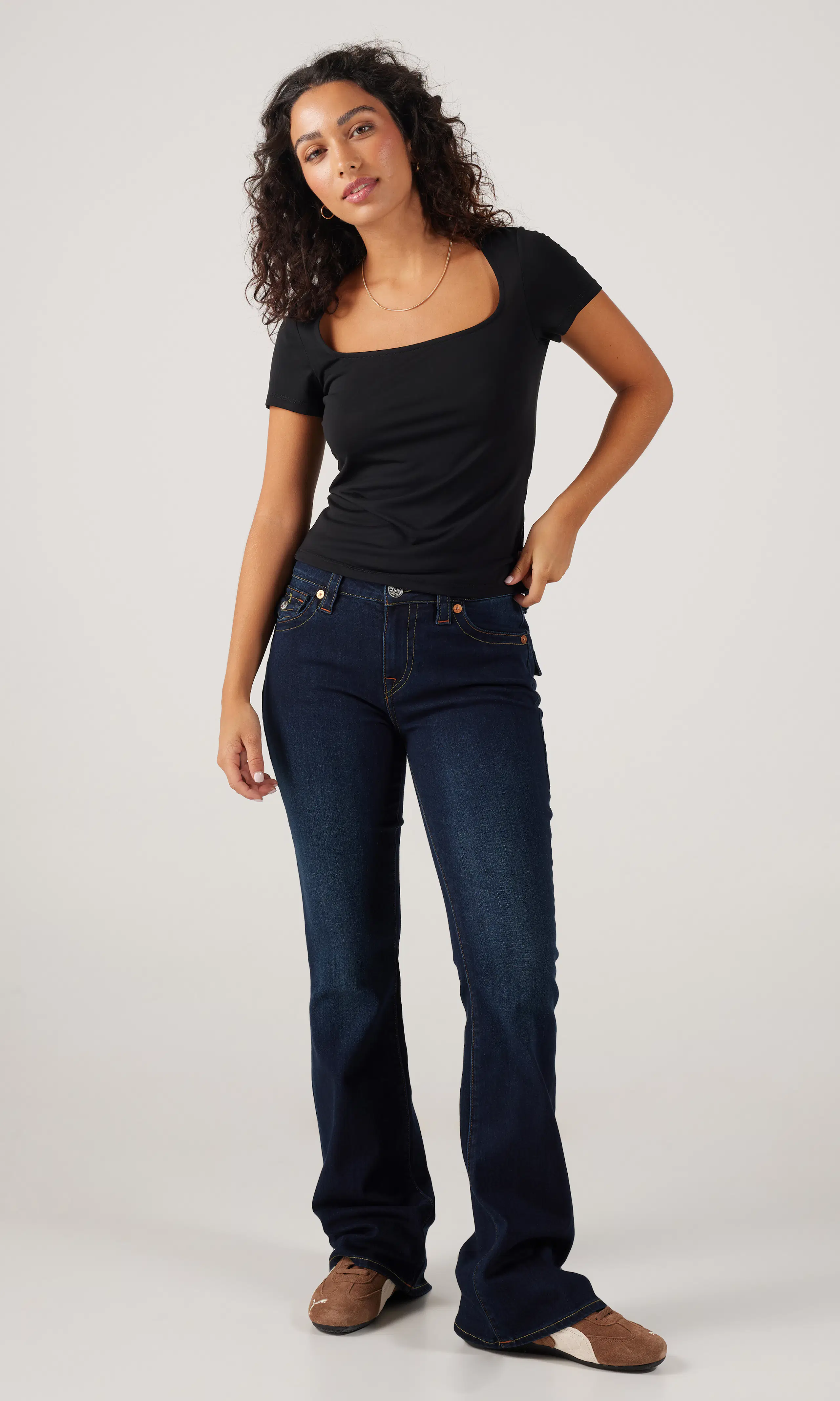 Becca Mid Rise Boot Mørk Blå Jeans. Front 2. Model.