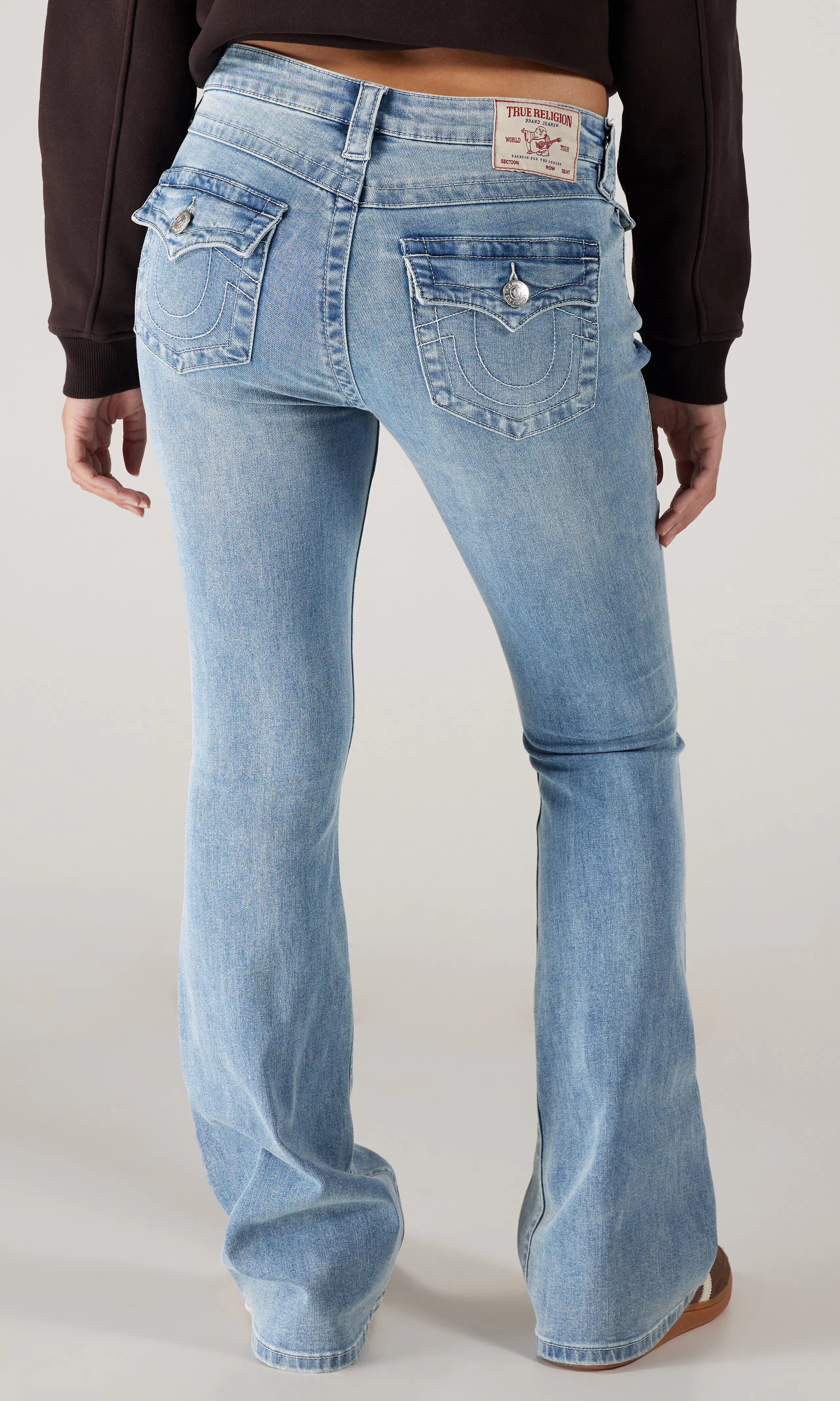 Becca Mid Rise Boot Ljusblå Jeans. Front. Model.