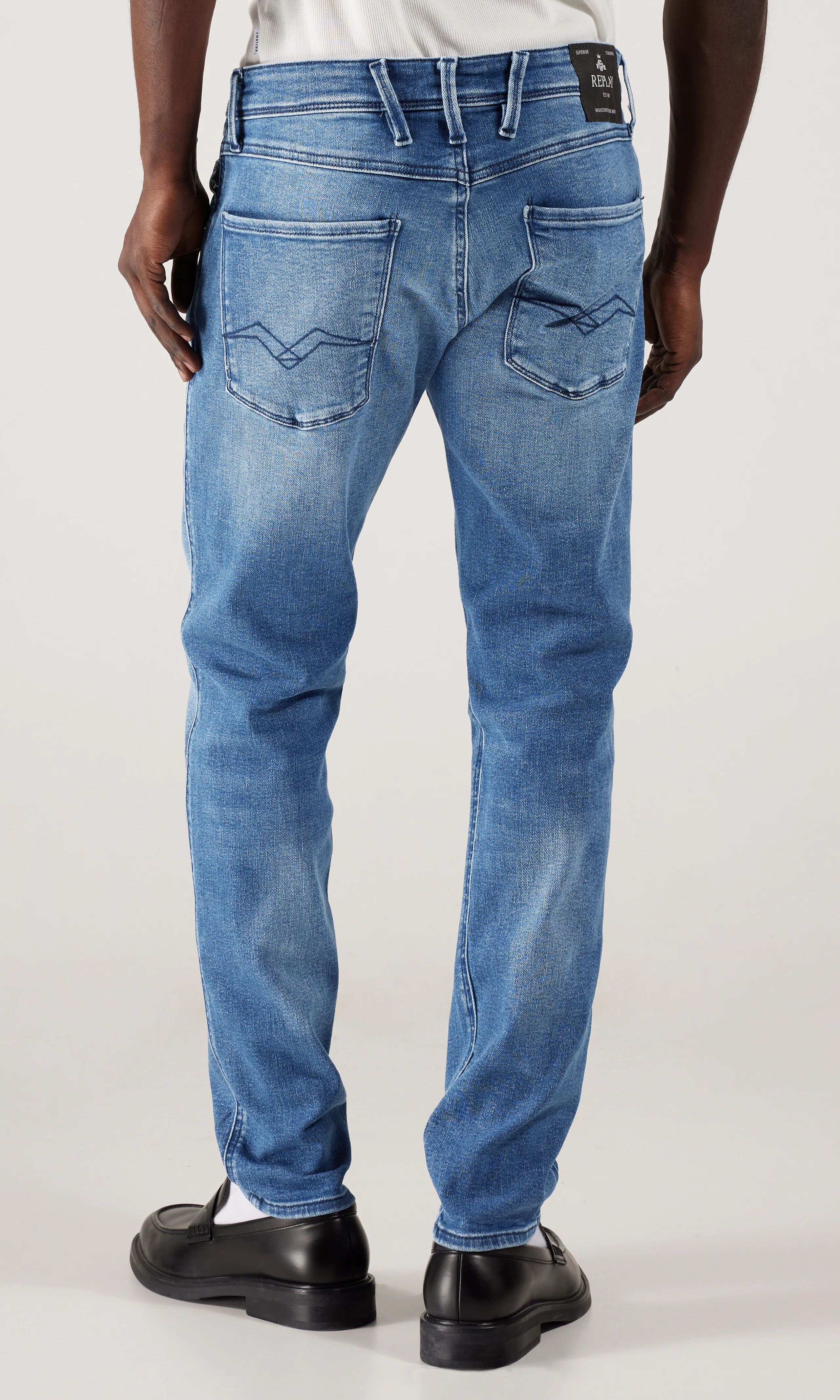 Anbass Medium Blå Jeans. Back. Model.