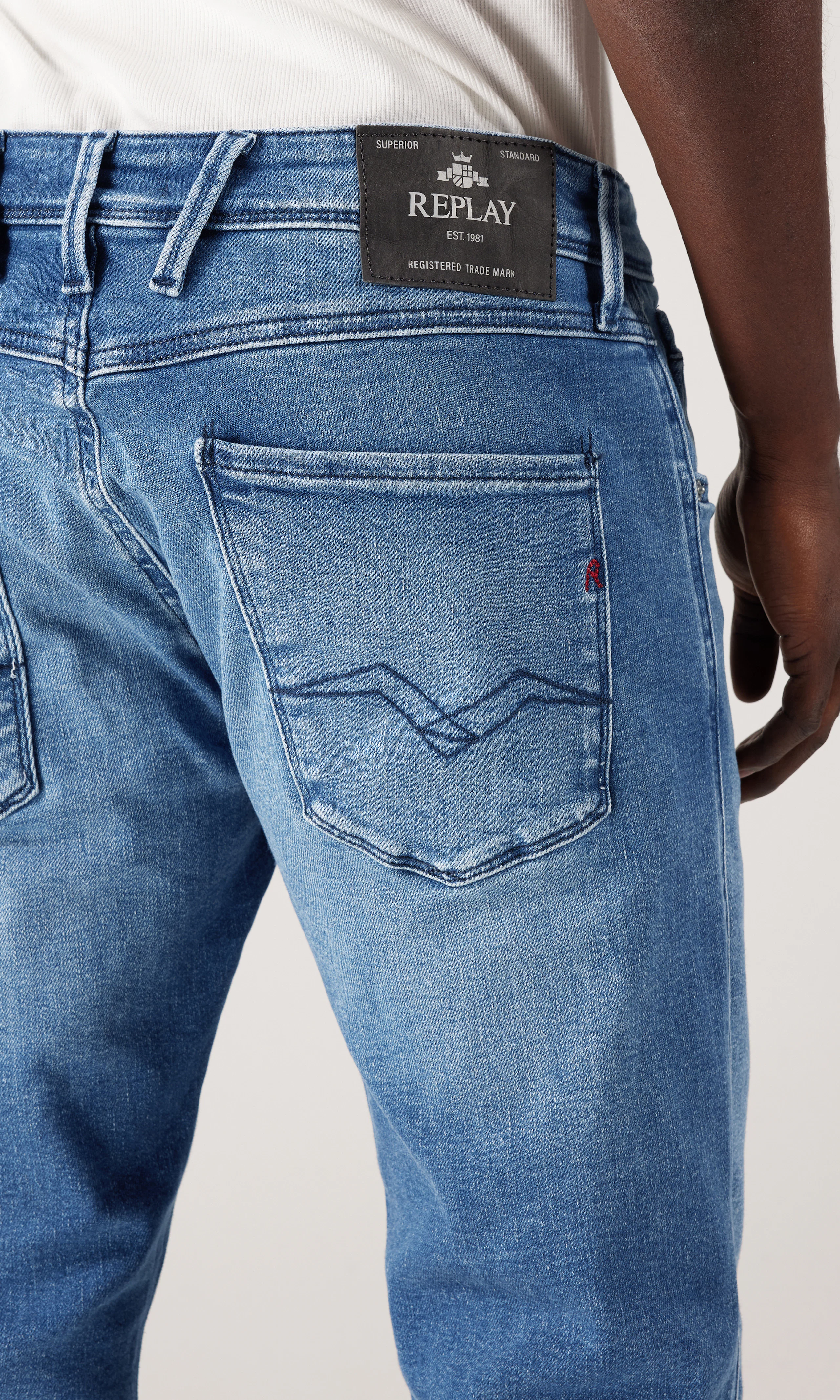 Anbass Medium Blå Jeans. Detail 1. Model.