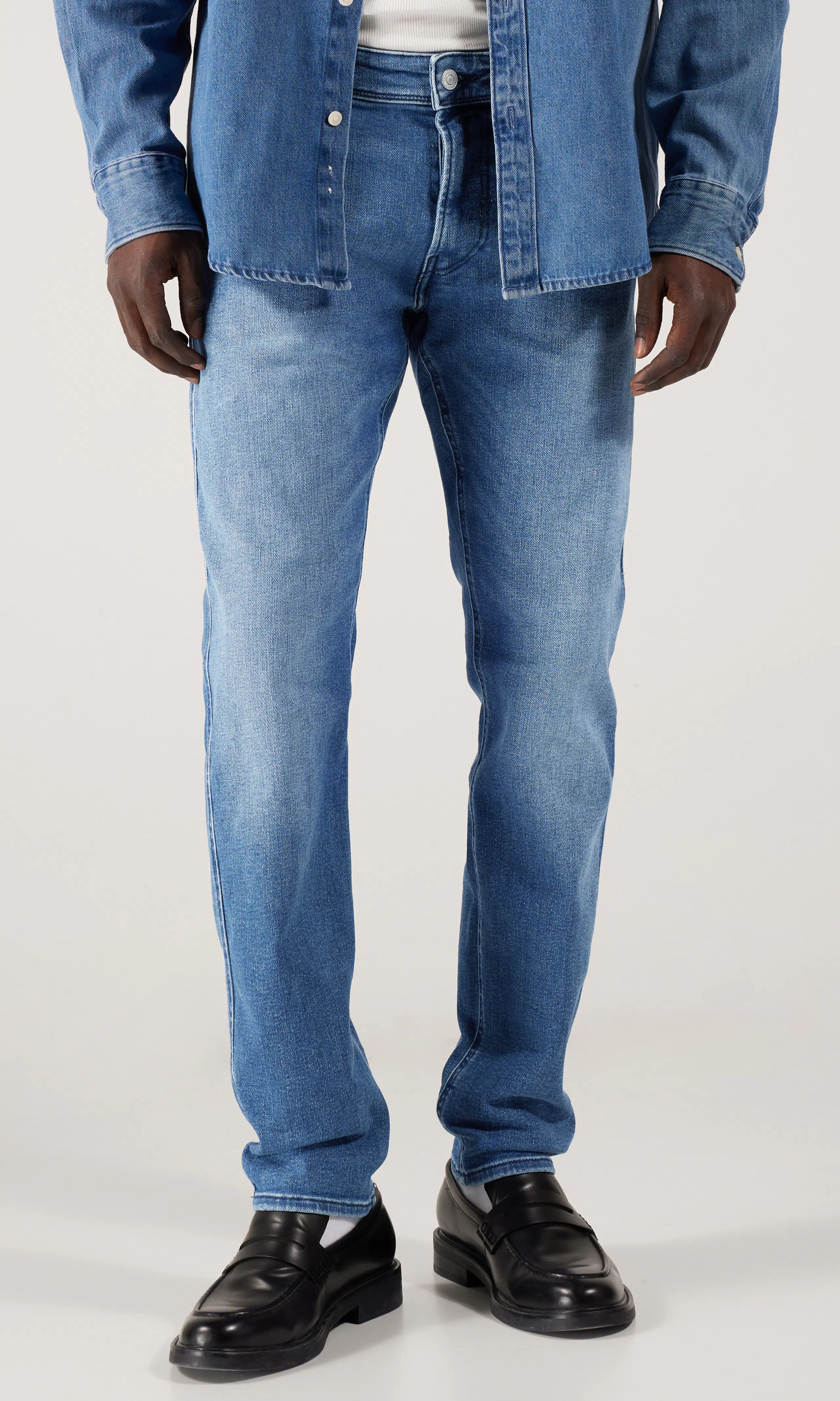 Anbass Medium Blå Jeans. Front 1. Model.