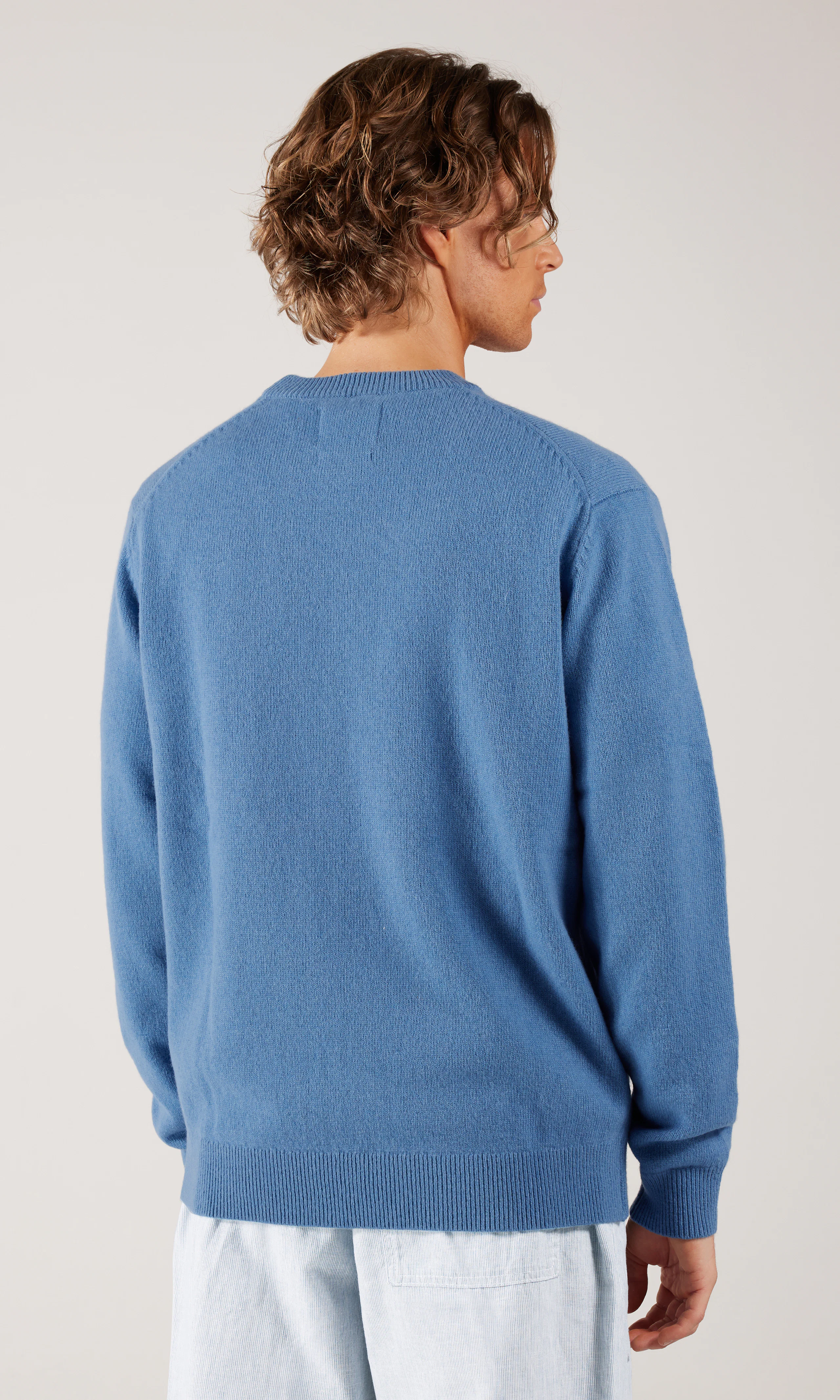 Midweight Crew Merinogenser. Back. Model.