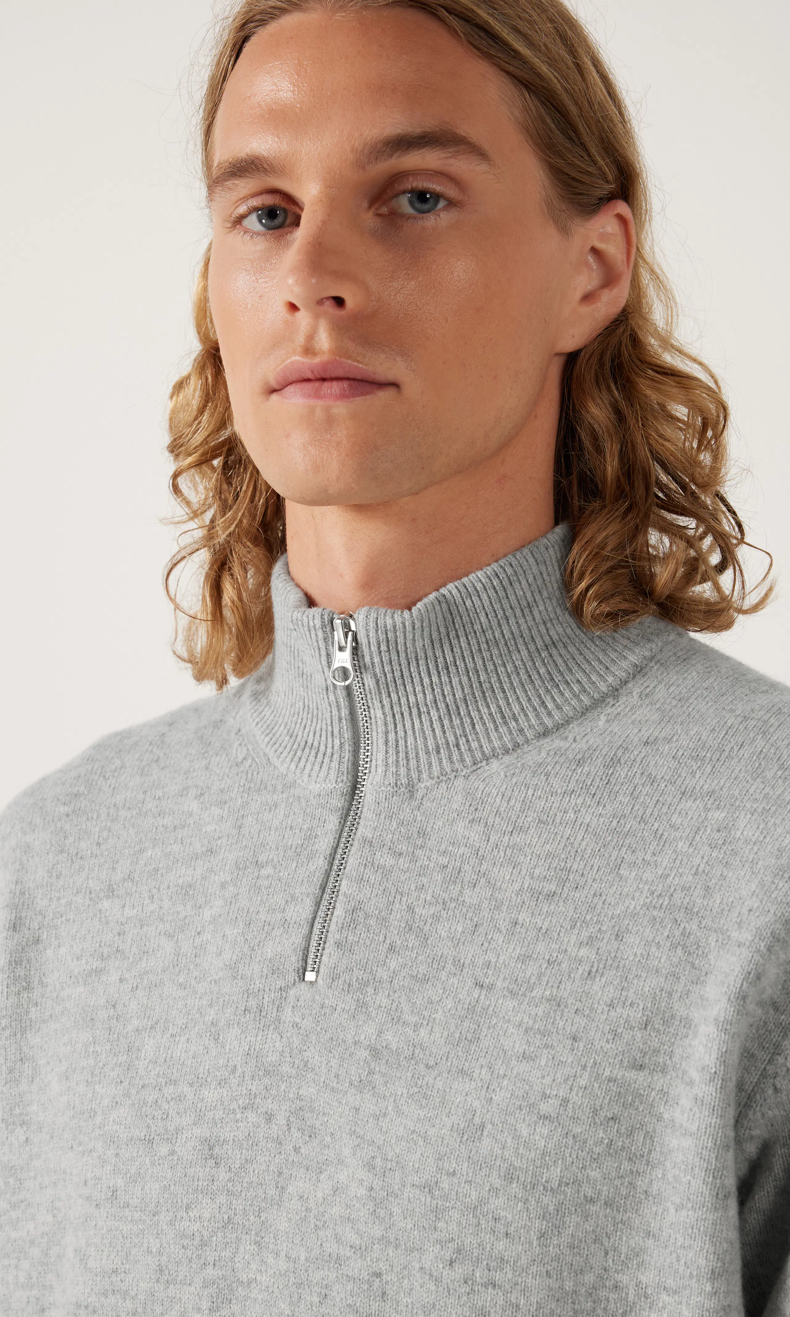 Merino Half Zip Tröja. Detail 1. Model.