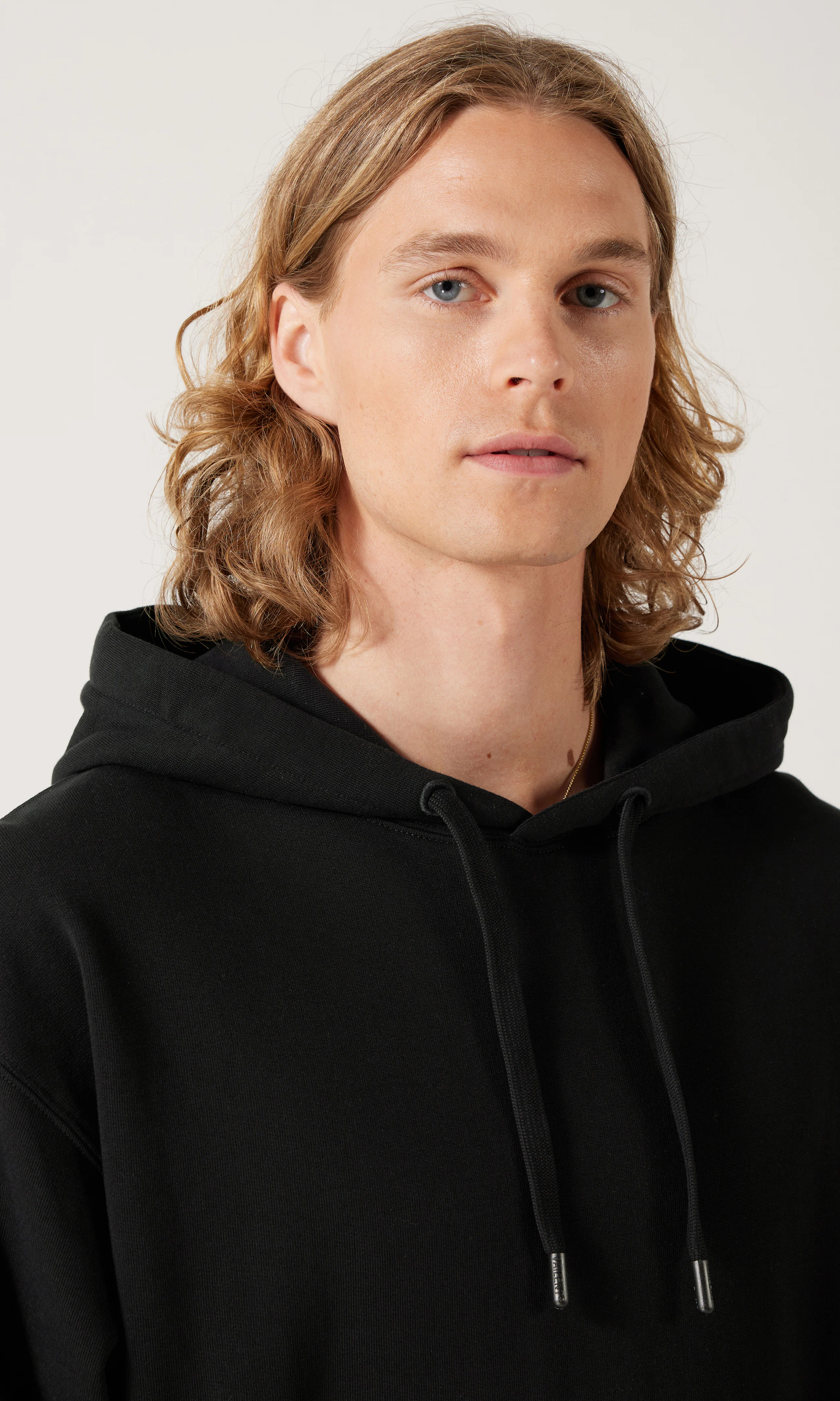 Hoodie Huppari. Detail 1. Model.
