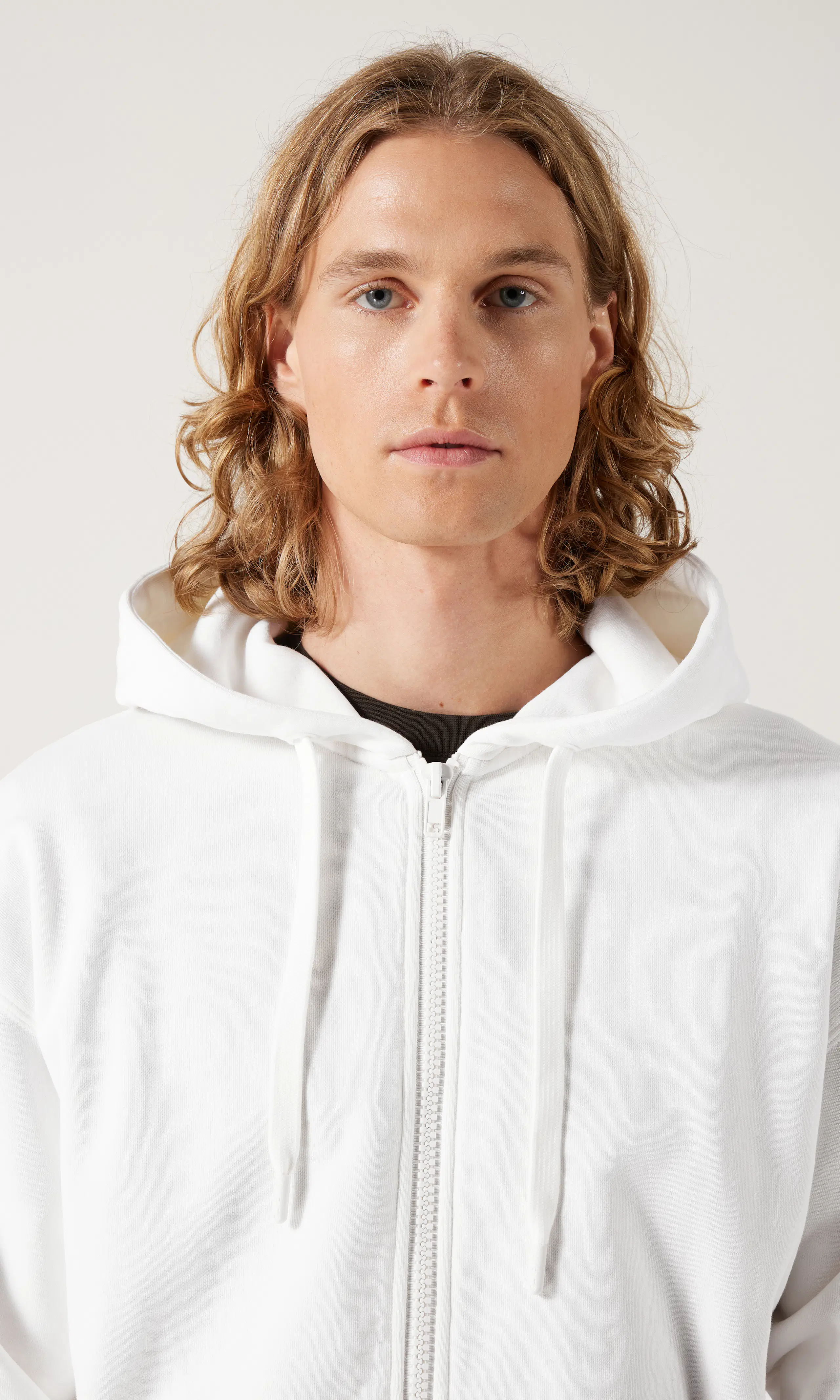Hoodie Zip Huppari. Detail 1. Model.