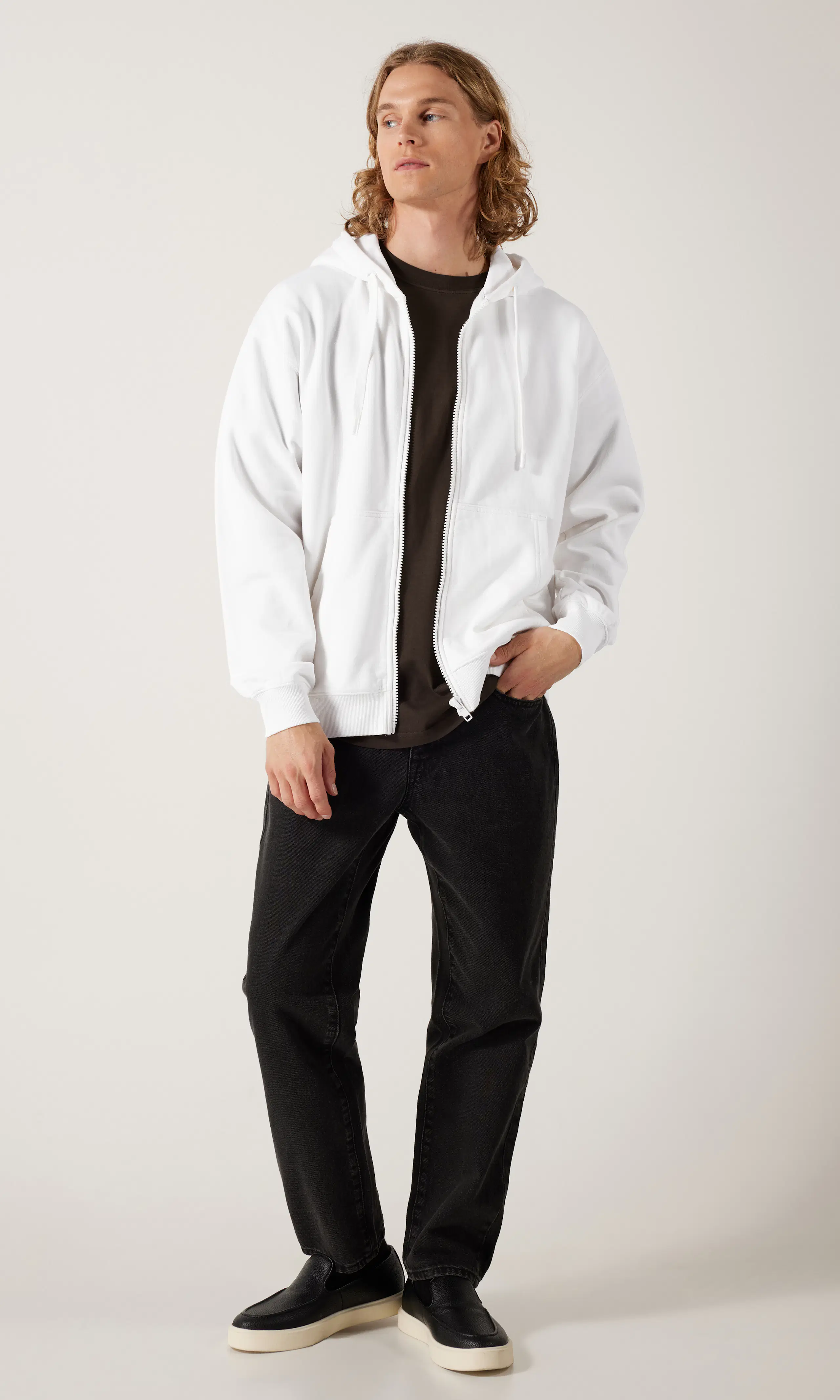 Hoodie Zip Huppari. Front 1. Model.