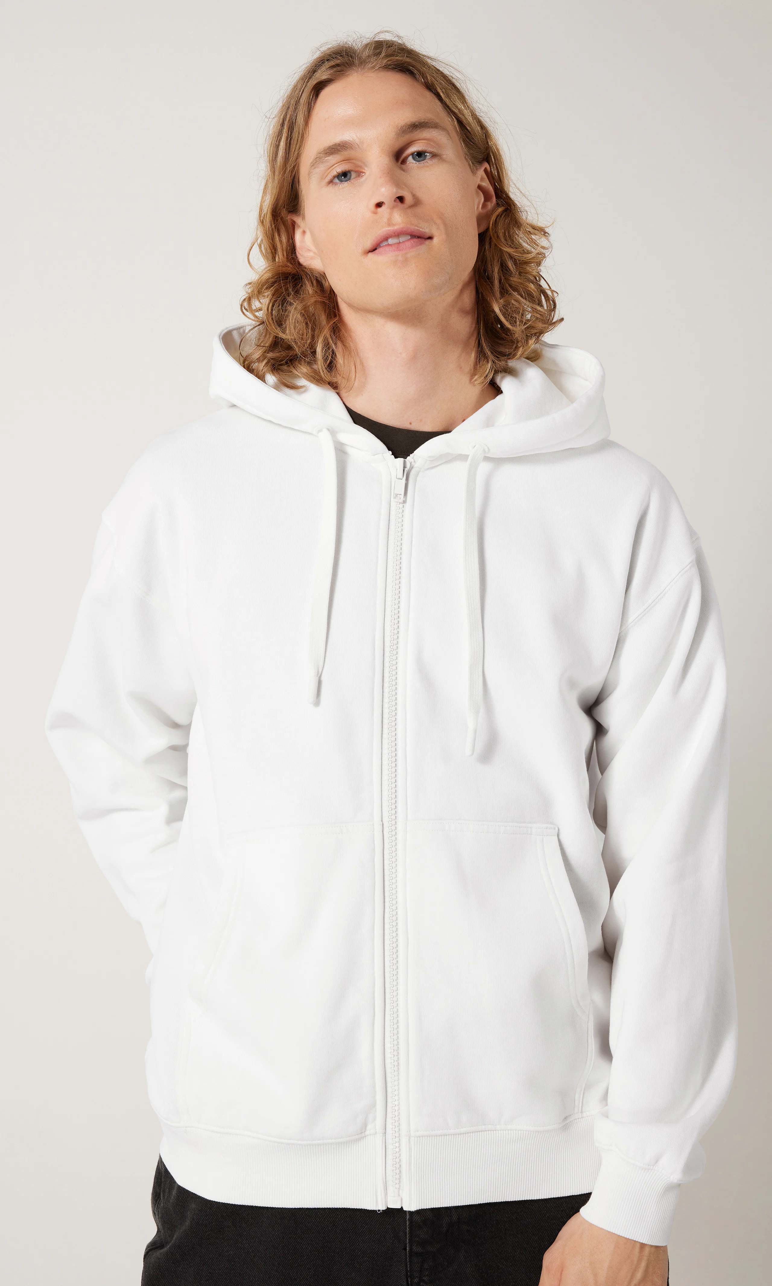 Hoodie Zip Huppari. Front 2. Model.
