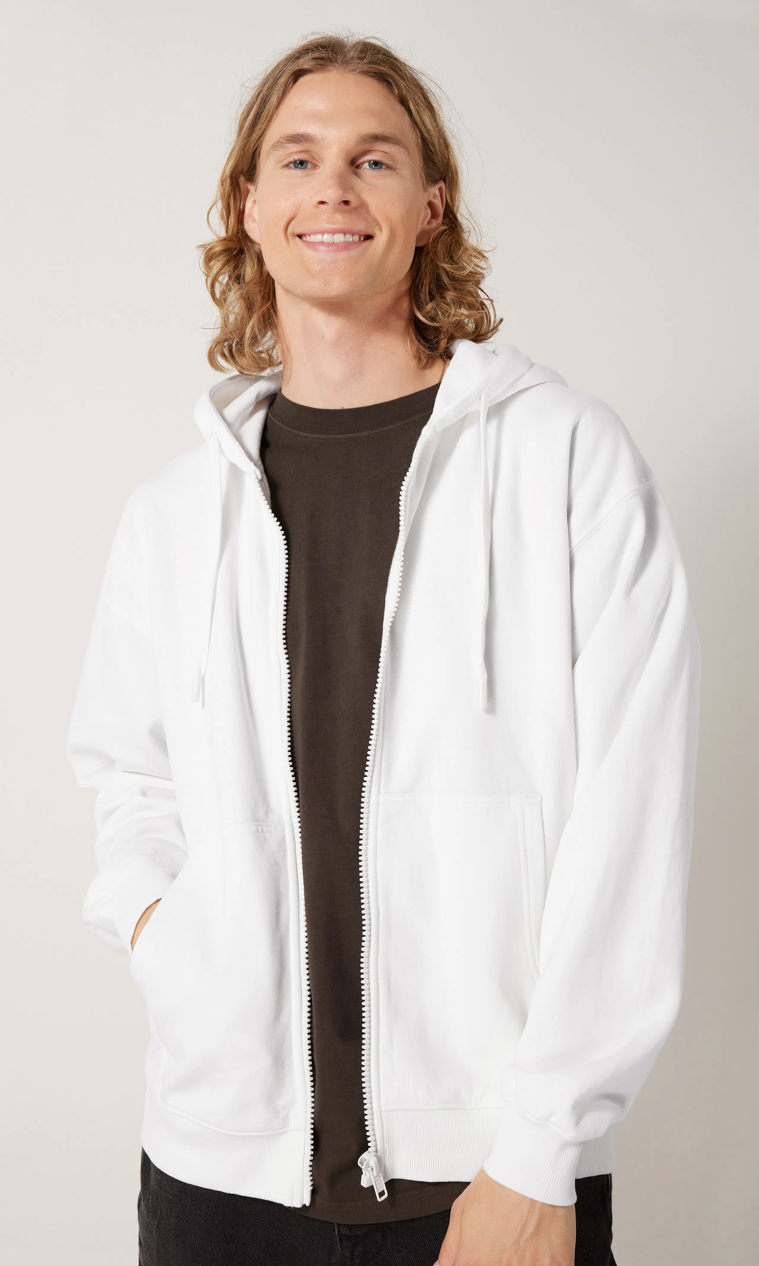Hoodie Zip Huppari. Front. Model.