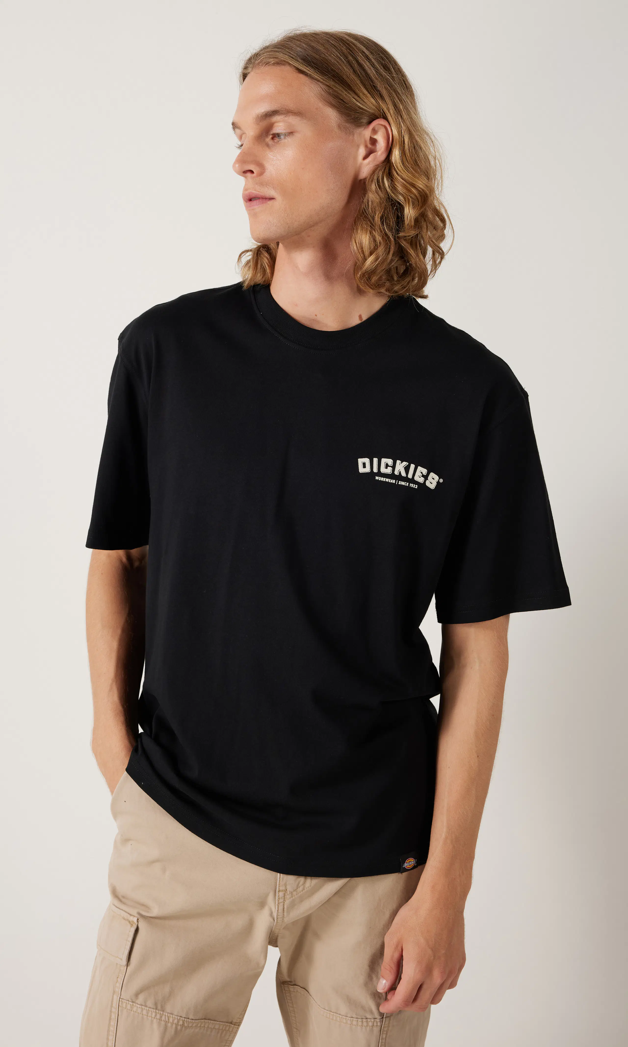 Builder Musta T-Paita. Front. Model.
