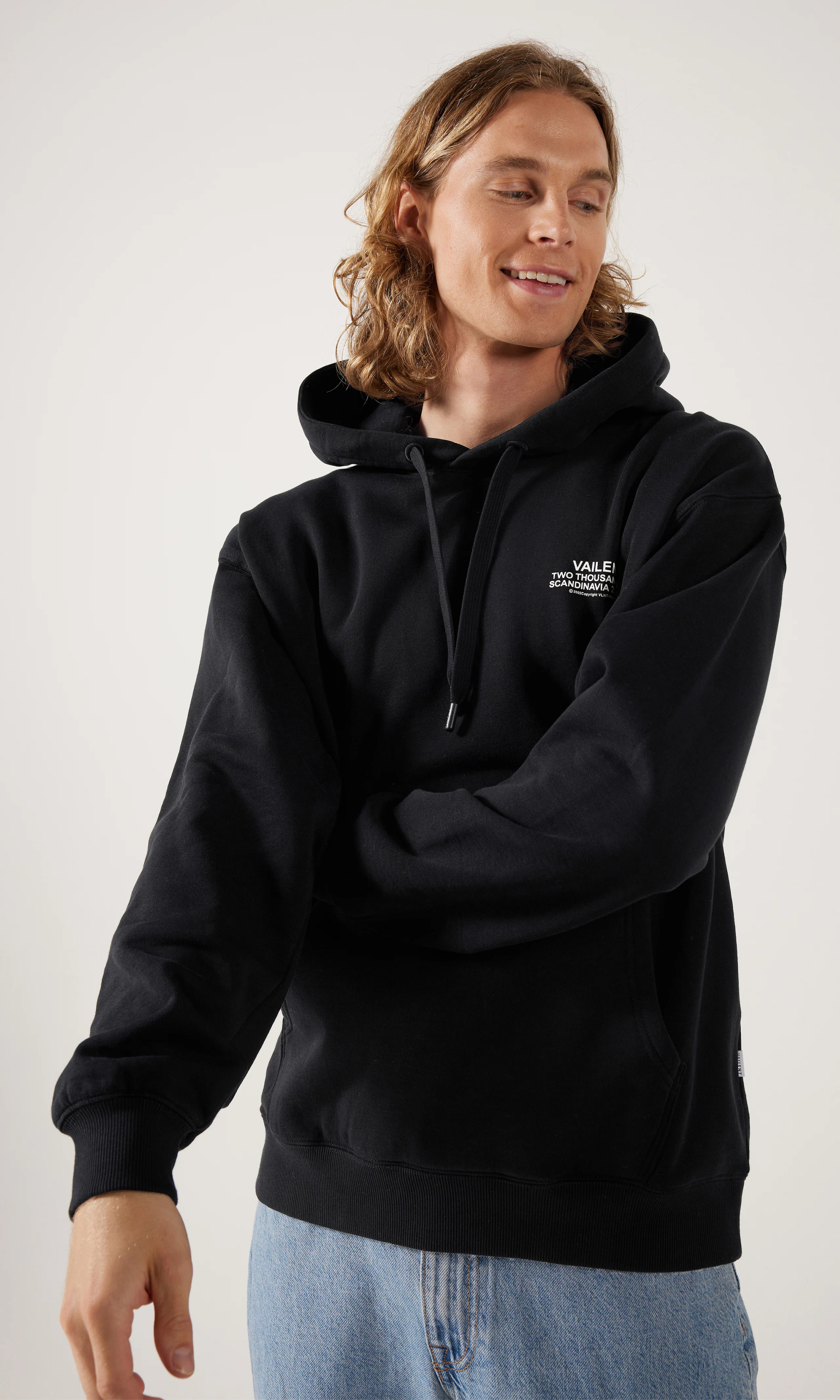 Logo Huppari. Front. Model.