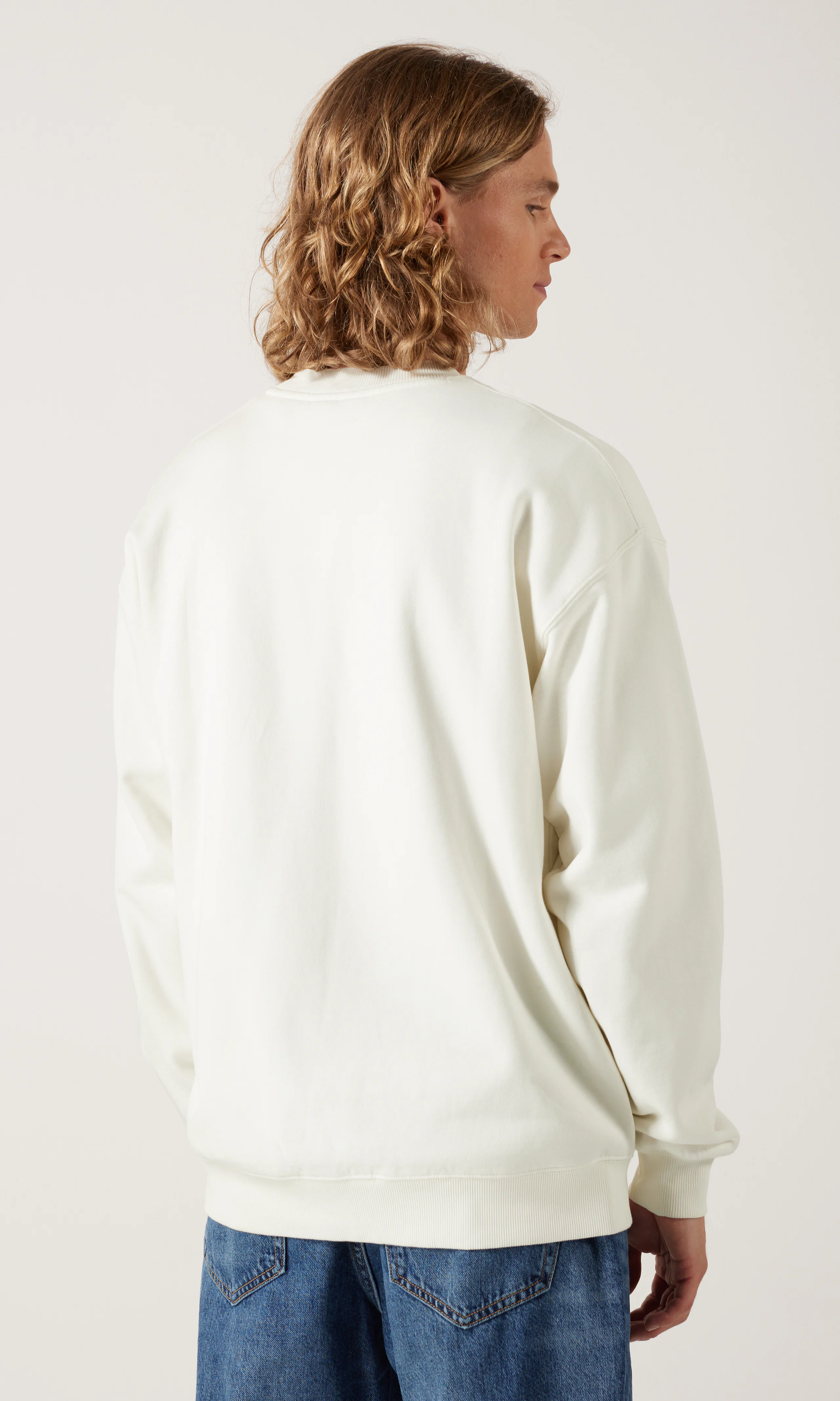 Crew Logo Genser. Back. Model.