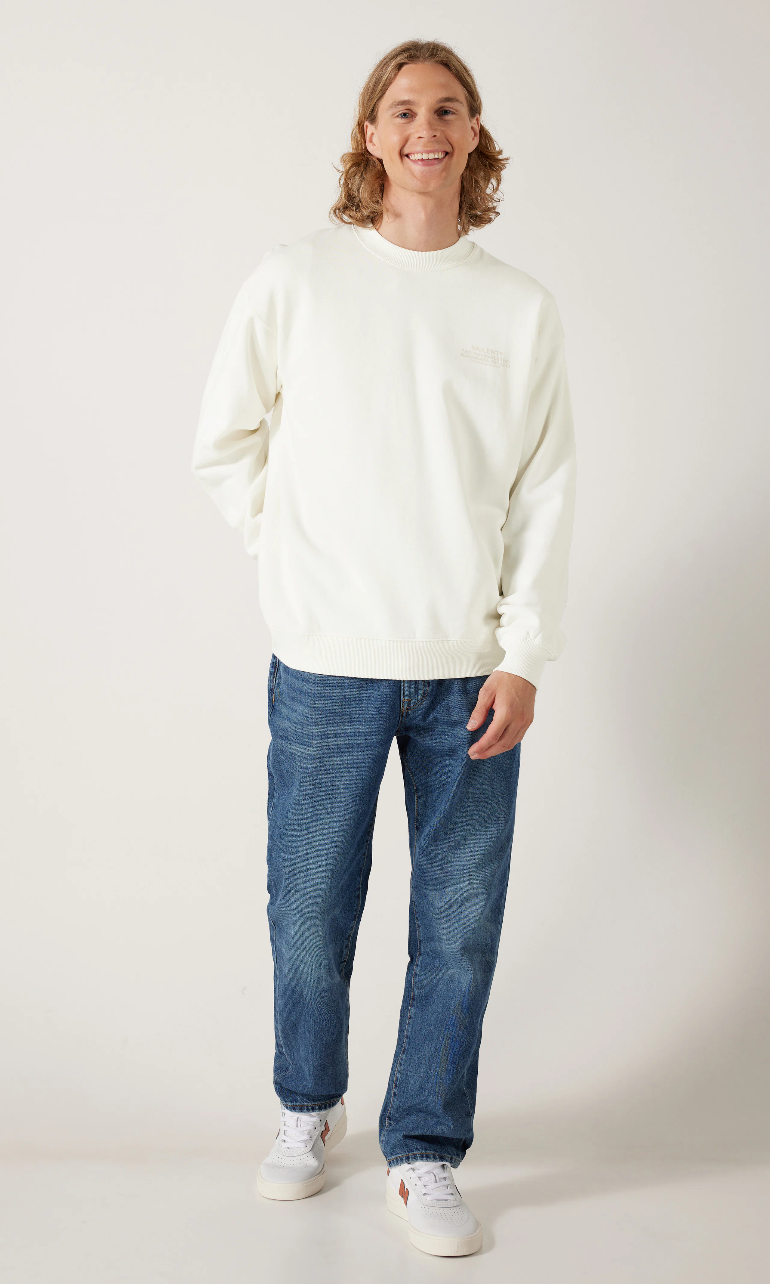 Crew Logo Genser. Front 1. Model.