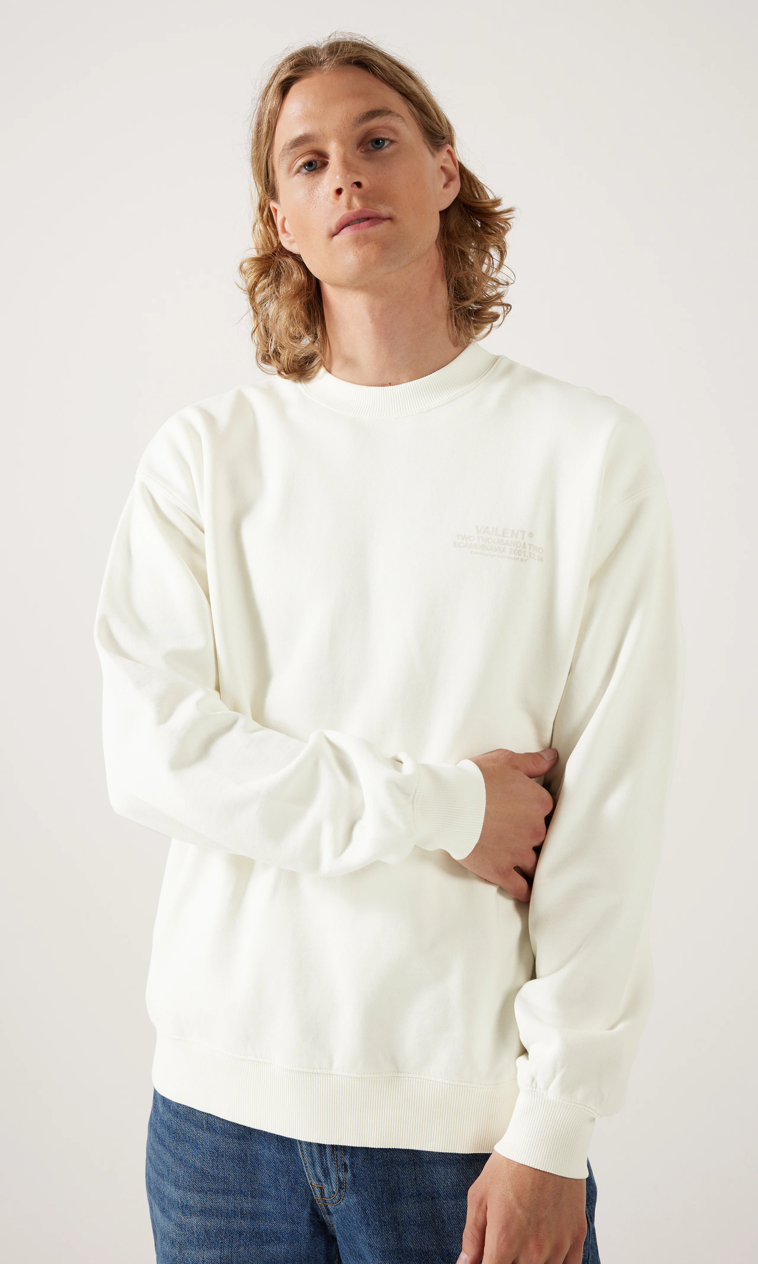 Crew Logo Genser. Front. Model.