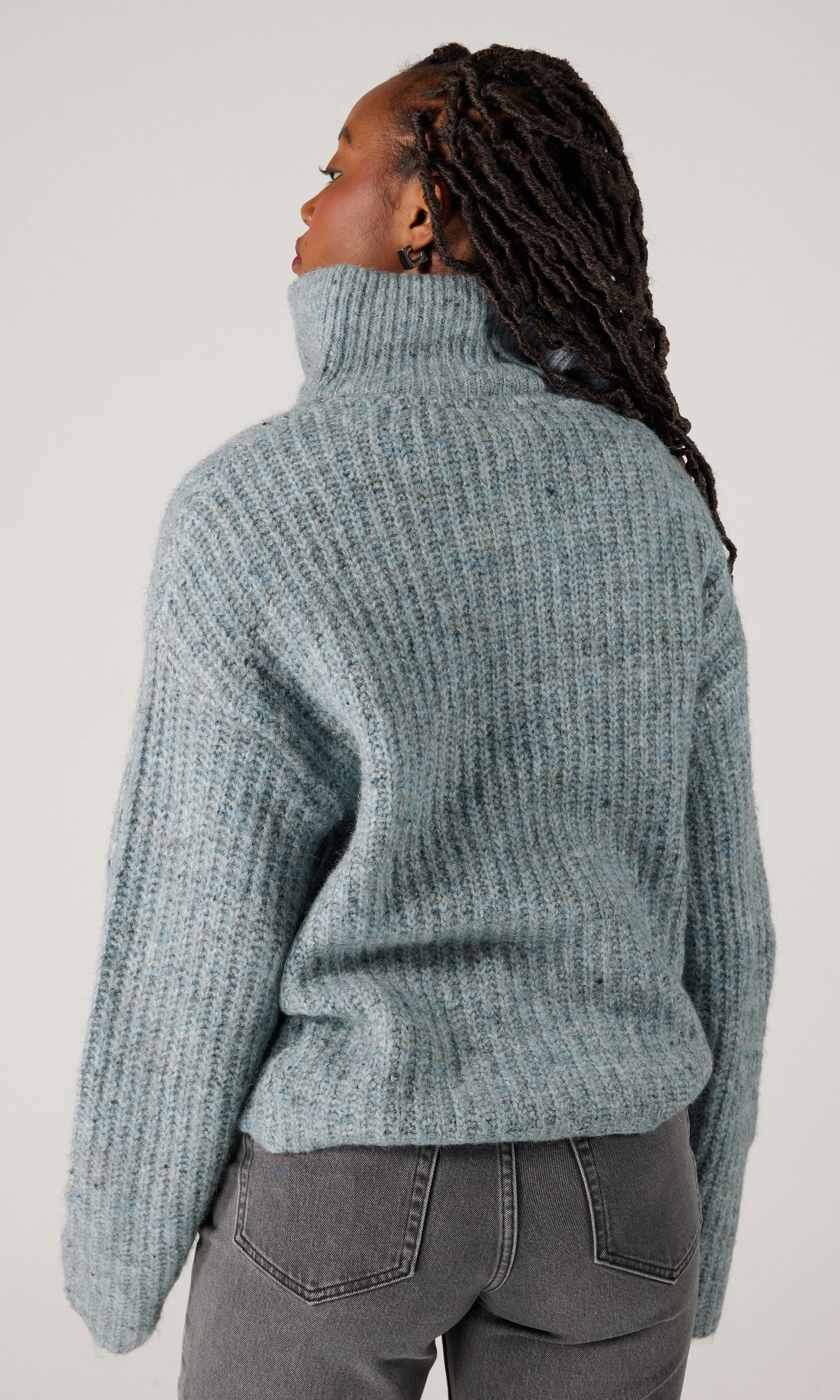 Gigi Stickad Half Zip Tröja. Back. Model.