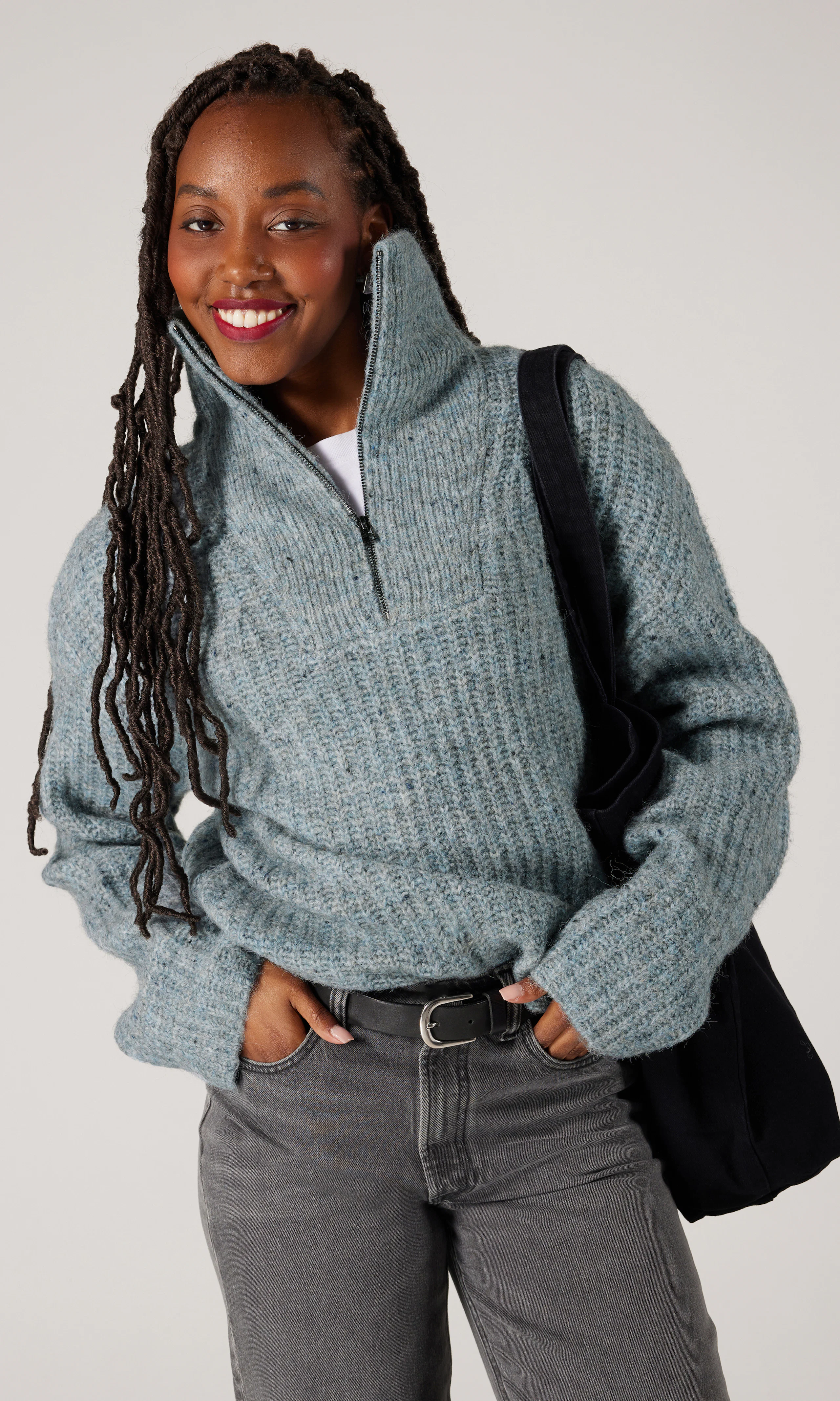 Gigi Stickad Half Zip Tröja. Front. Model.