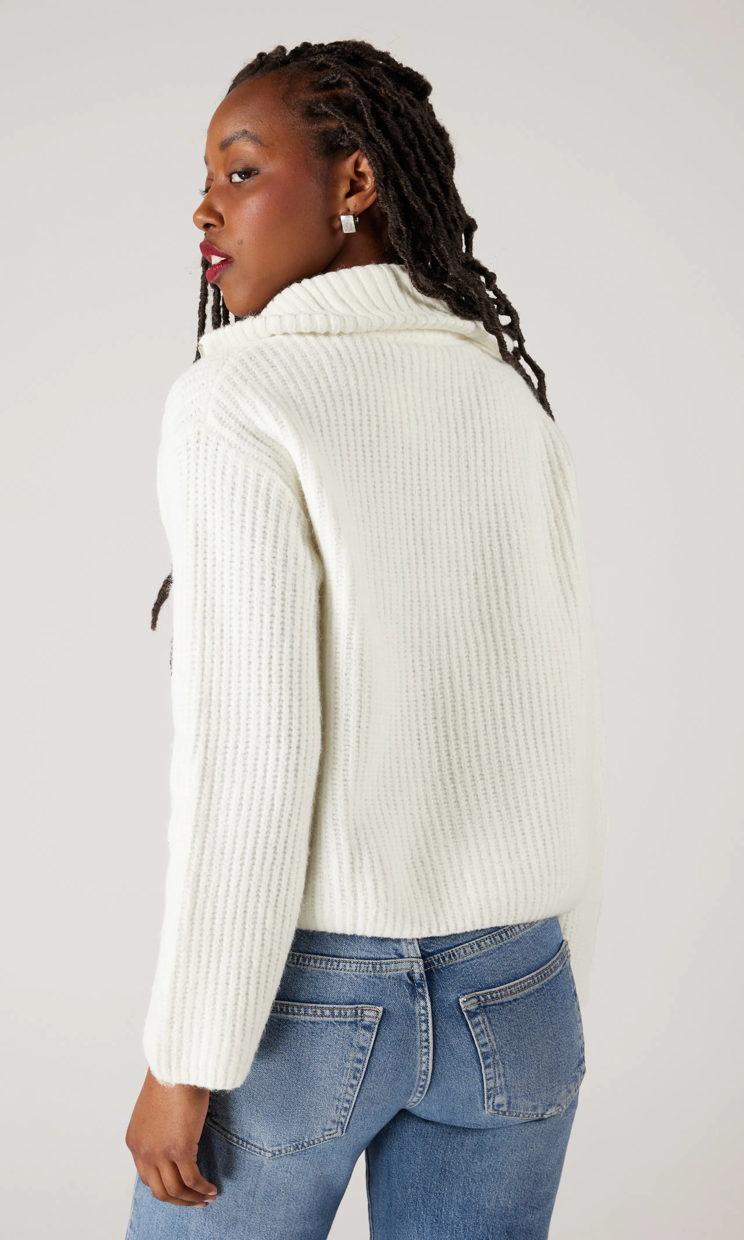 Zip Neule. Back. Model.