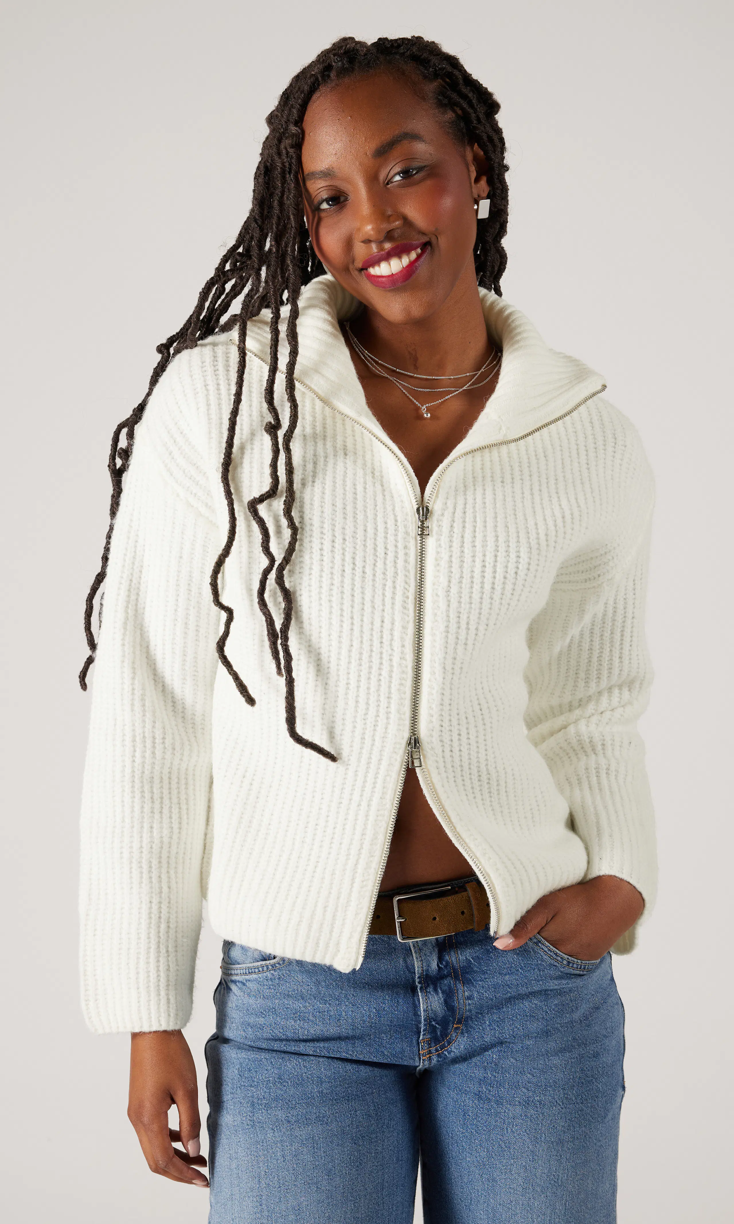 Zip Neule. Front. Model.