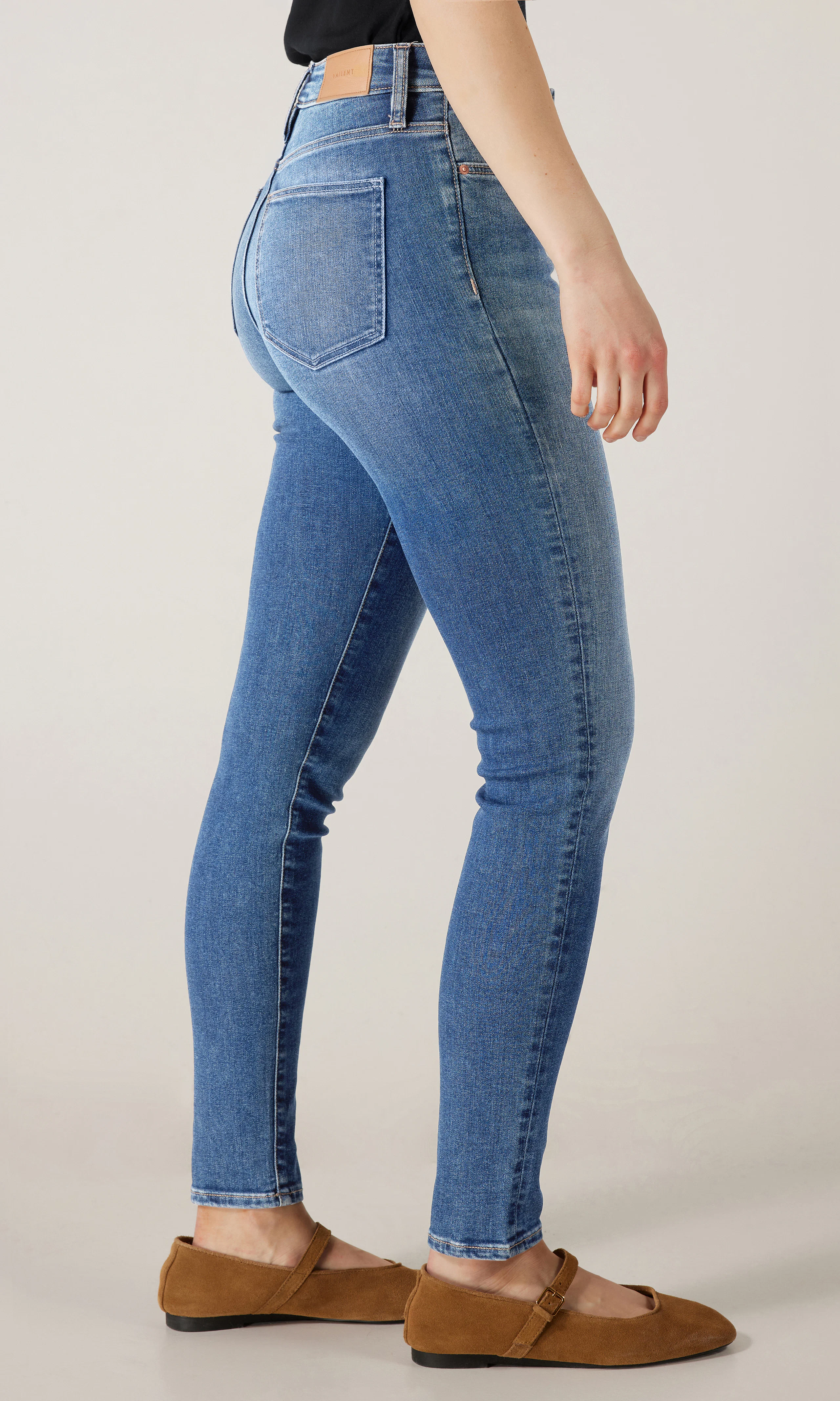 Skinny Jeans. Front 2. Model.