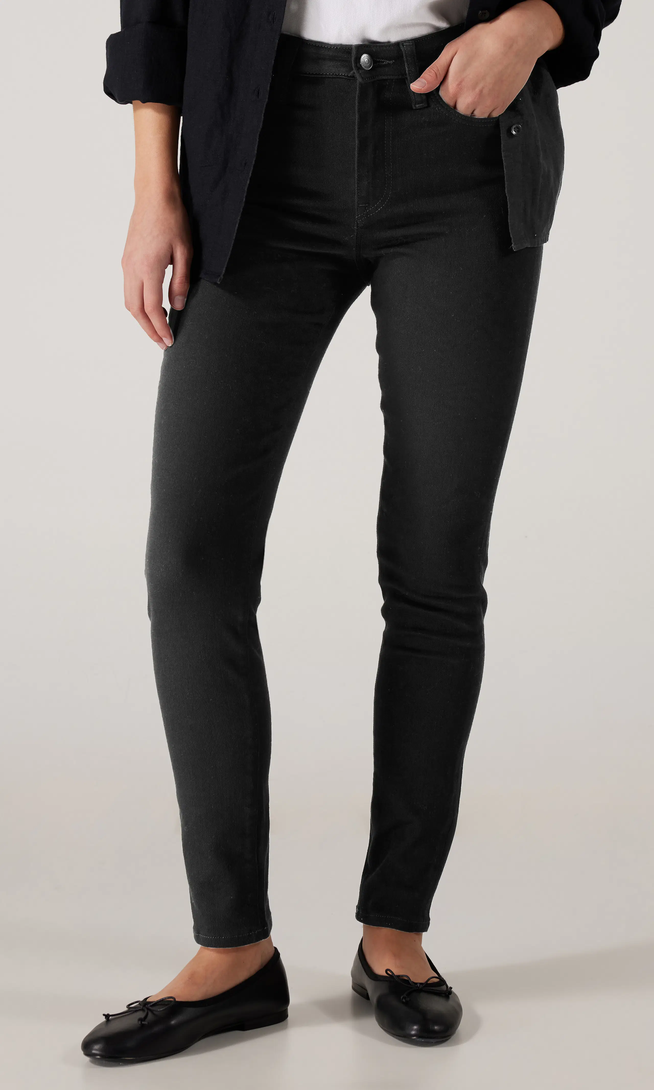 Skinny Jeans. Front. Model.