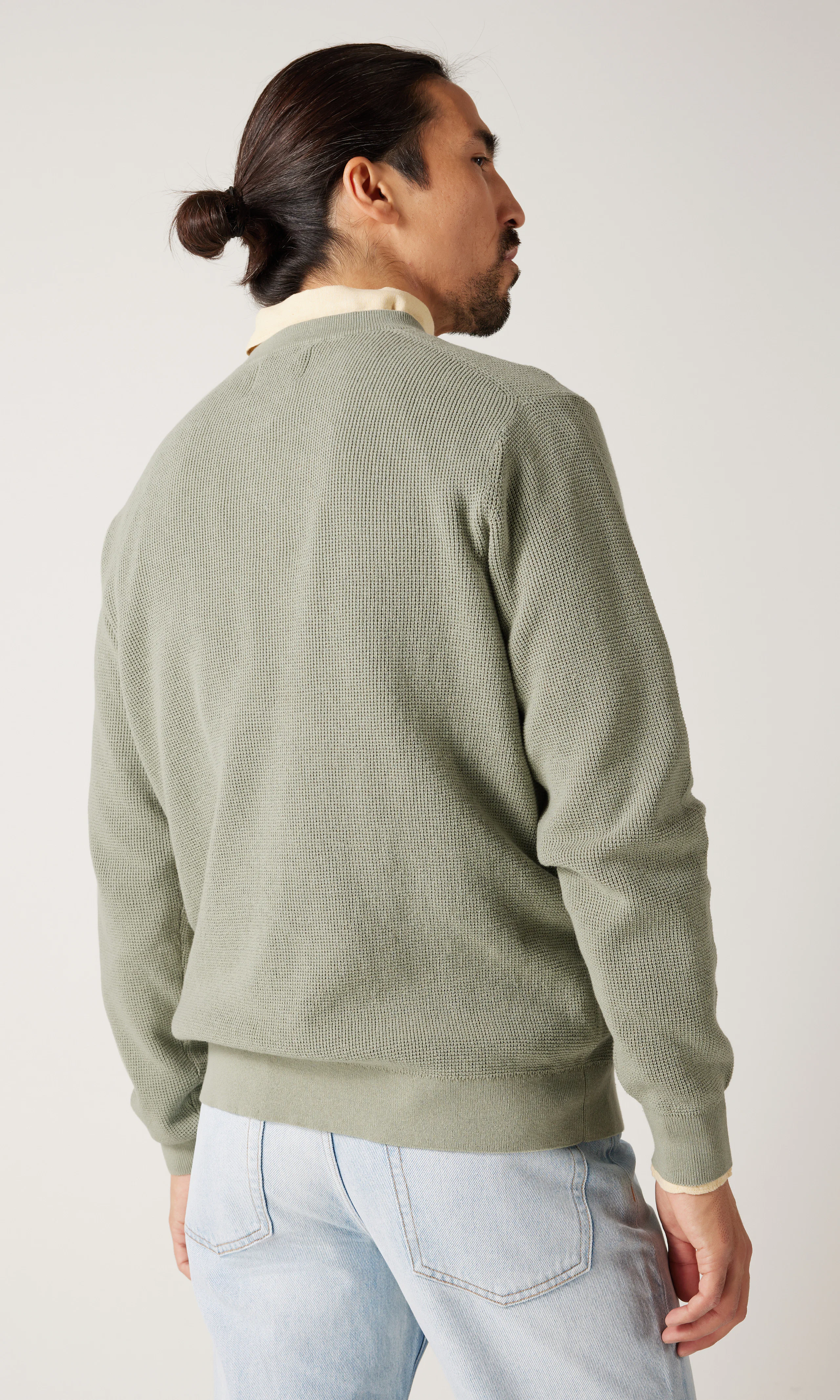 Texture Crew Genser. Back. Model.