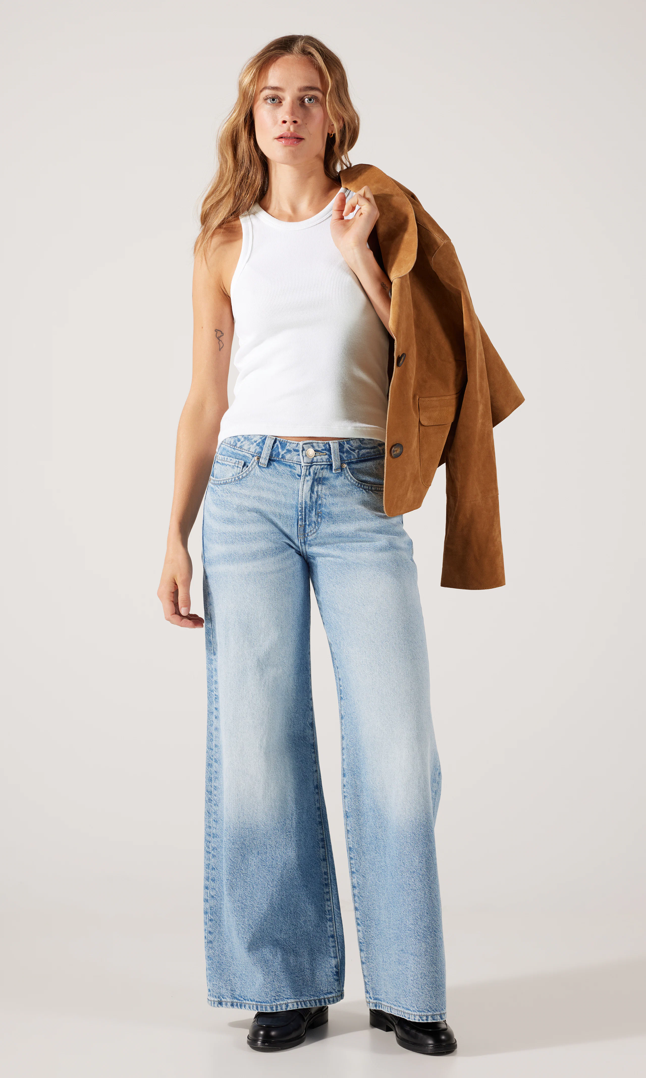 Slim Tank Linne. Front 1. Model.